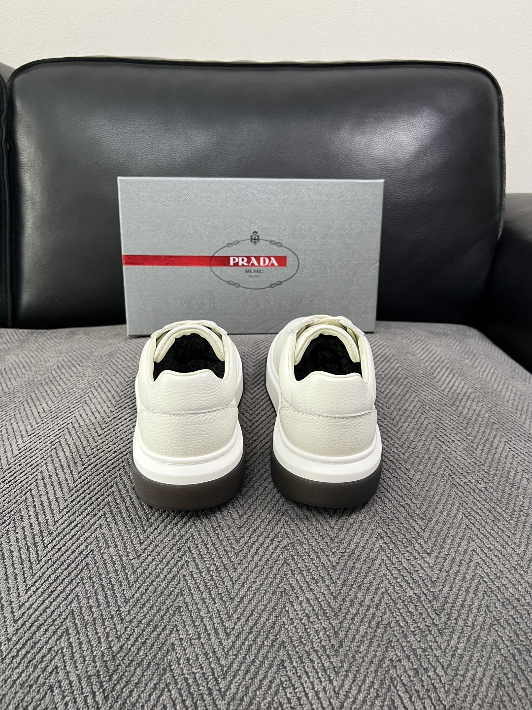 Prada  高品质  顶级工艺品，普拉达 专柜同步，原厂配置意大利进口牛皮面料，进口牛皮内里垫，透气舒适，鞋底：原厂特