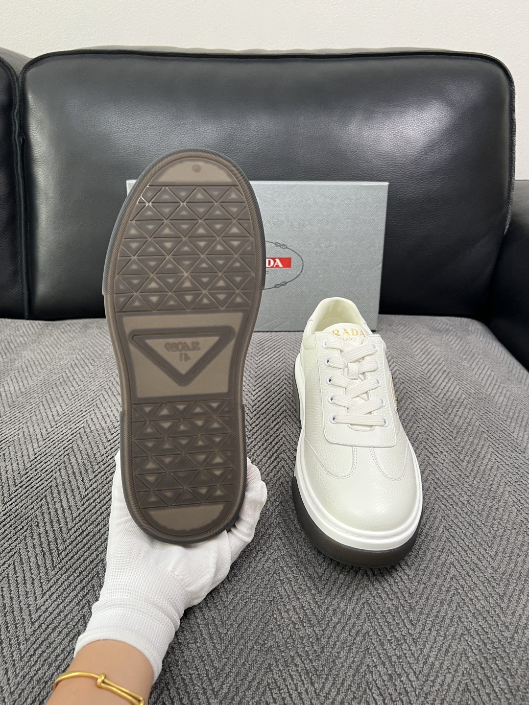 Prada  高品质  顶级工艺品，普拉达 专柜同步，原厂配置意大利进口牛皮面料，进口牛皮内里垫，透气舒适，鞋底：原厂特