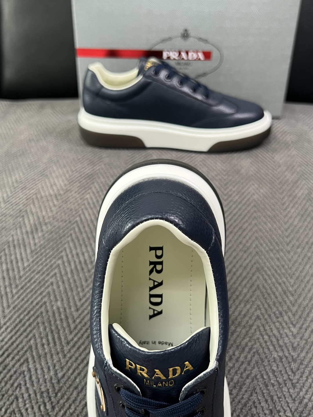Prada  高品质  顶级工艺品，普拉达 专柜同步，原厂配置意大利进口牛皮面料，进口牛皮内里垫，透气舒适，鞋底：原厂特