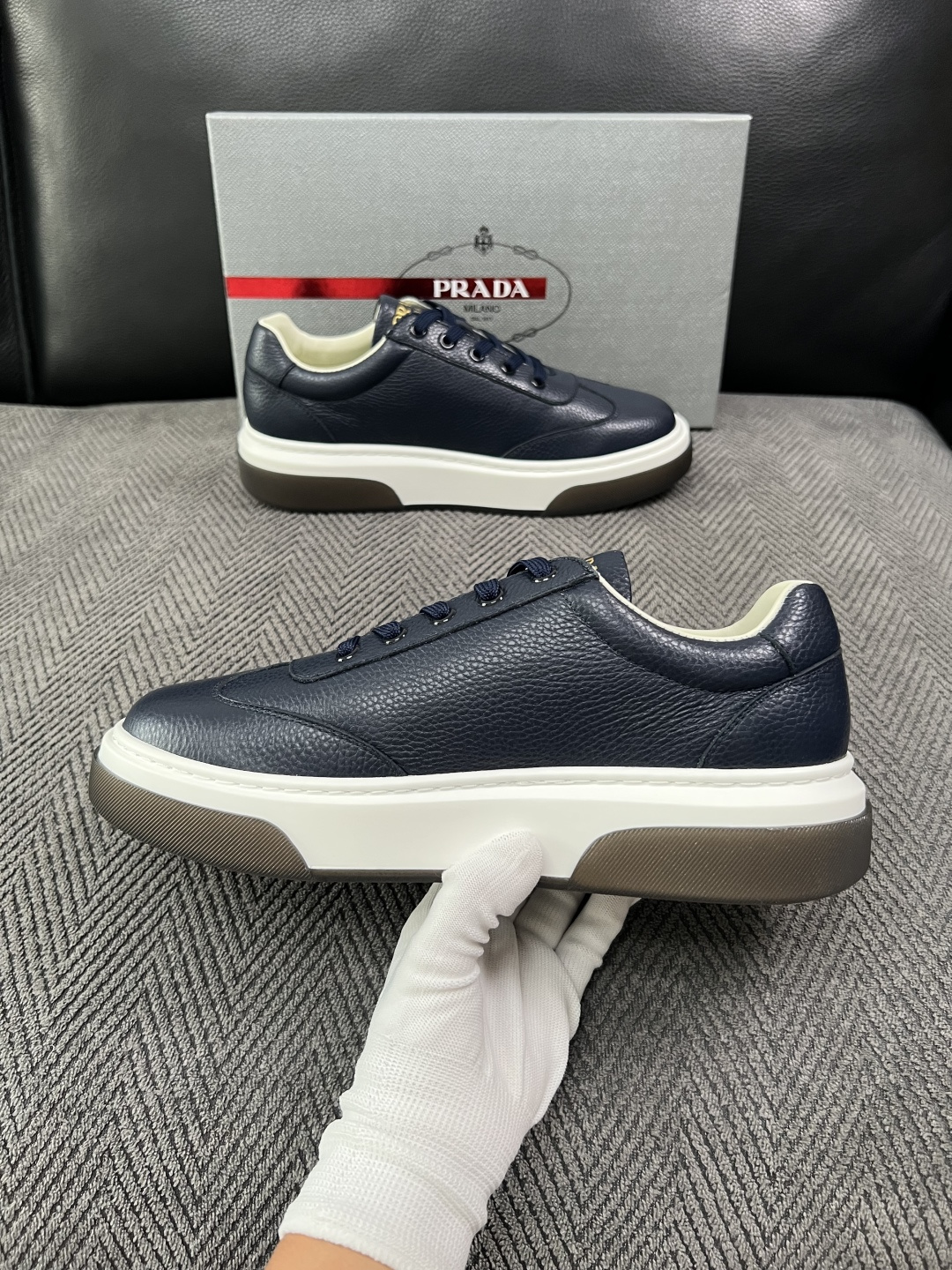 Prada  高品质  顶级工艺品，普拉达 专柜同步，原厂配置意大利进口牛皮面料，进口牛皮内里垫，透气舒适，鞋底：原厂特