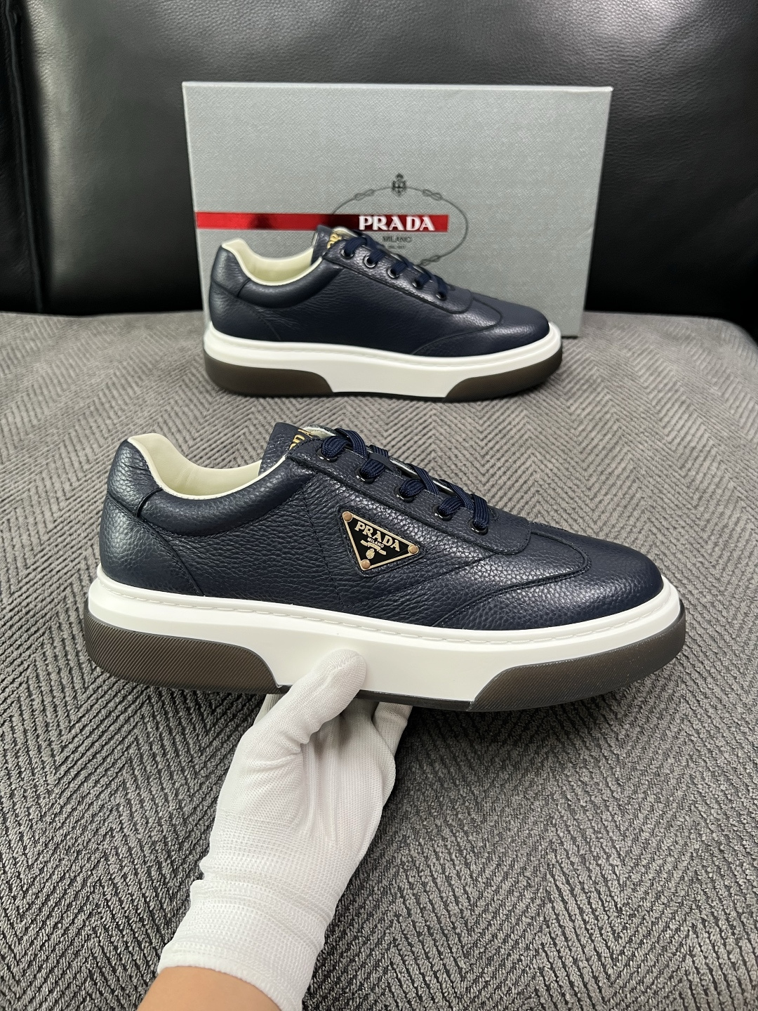 Prada  高品质  顶级工艺品，普拉达 专柜同步，原厂配置意大利进口牛皮面料，进口牛皮内里垫，透气舒适，鞋底：原厂特