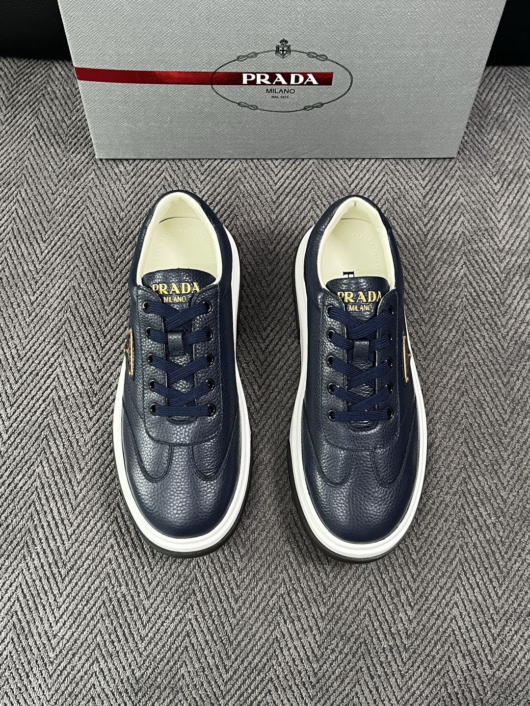 Prada  高品质  顶级工艺品，普拉达 专柜同步，原厂配置意大利进口牛皮面料，进口牛皮内里垫，透气舒适，鞋底：原厂特