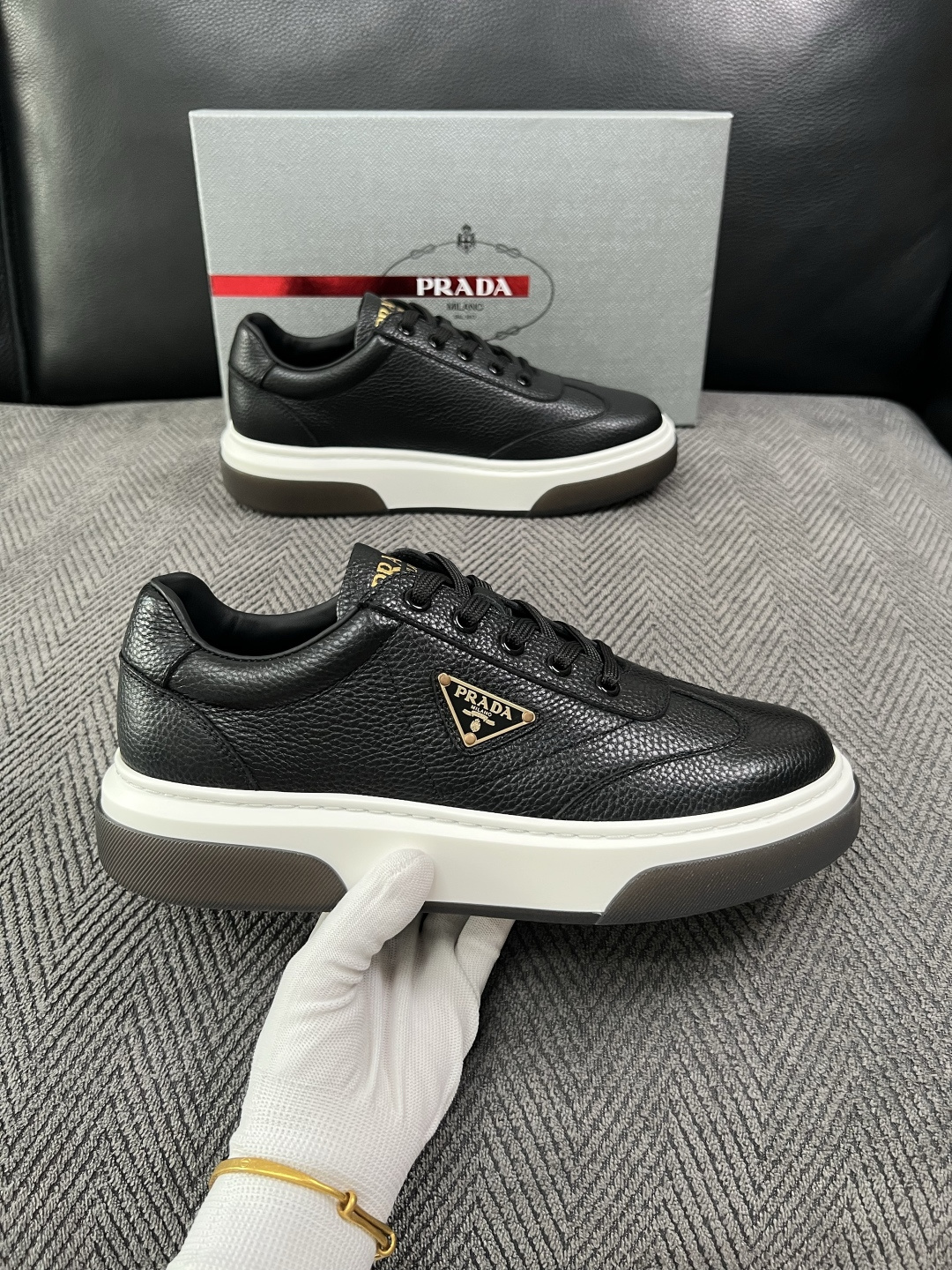 Prada  高品质  顶级工艺品，普拉达 专柜同步，原厂配置意大利进口牛皮面料，进口牛皮内里垫，透气舒适，鞋底：原厂特