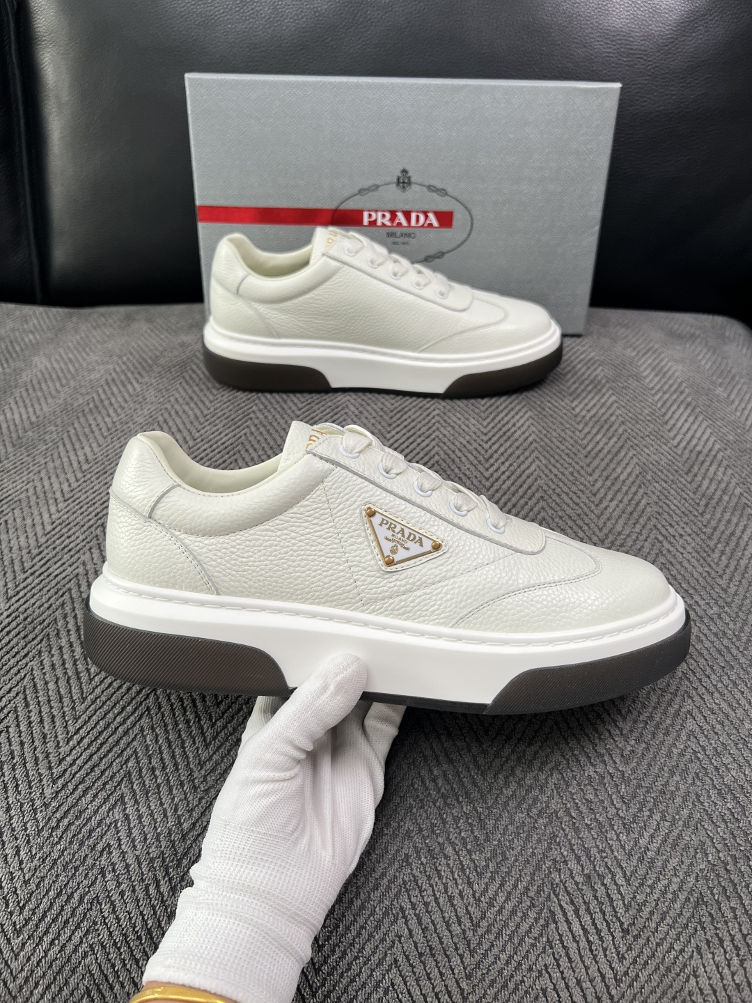 Prada  高品质  顶级工艺品，普拉达 专柜同步，原厂配置意大利进口牛皮面料，进口牛皮内里垫，透气舒适，鞋底：原厂特