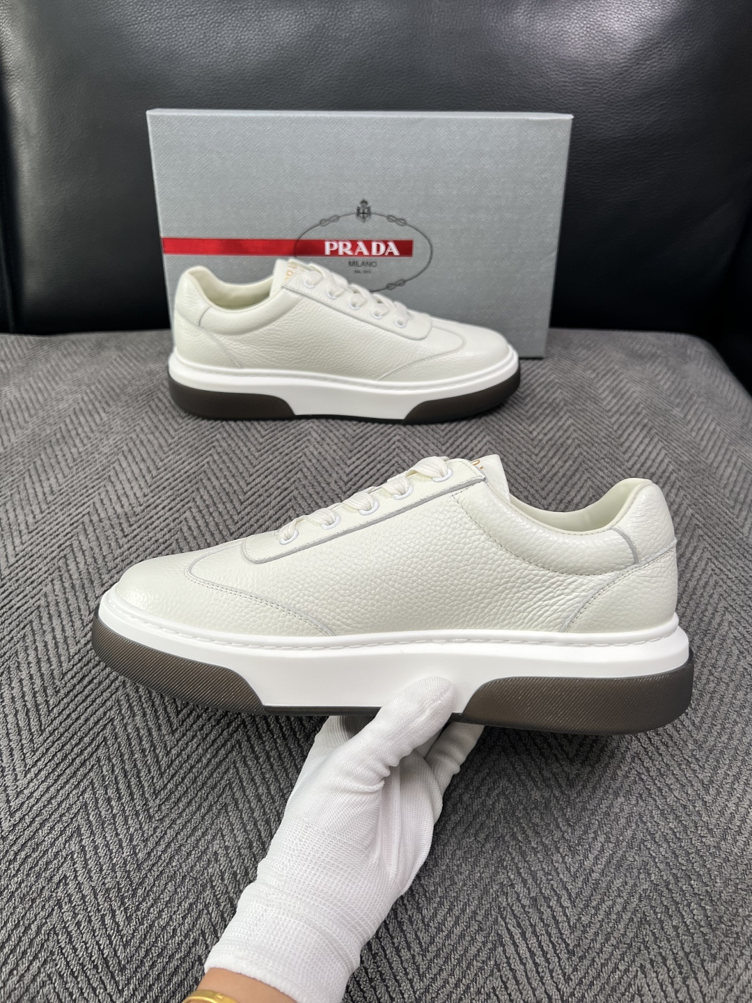 Prada  高品质  顶级工艺品，普拉达 专柜同步，原厂配置意大利进口牛皮面料，进口牛皮内里垫，透气舒适，鞋底：原厂特