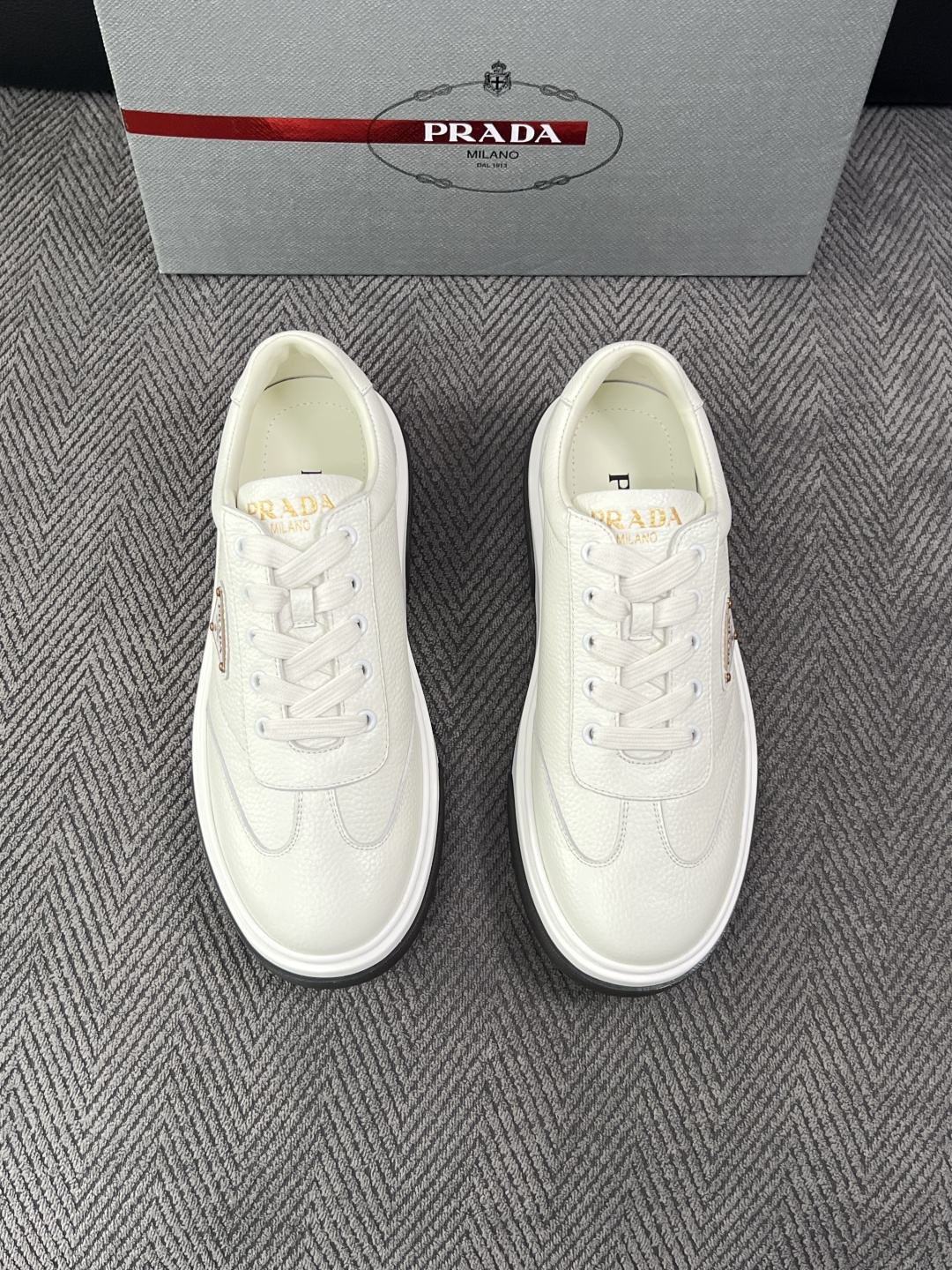 Prada  高品质  顶级工艺品，普拉达 专柜同步，原厂配置意大利进口牛皮面料，进口牛皮内里垫，透气舒适，鞋底：原厂特