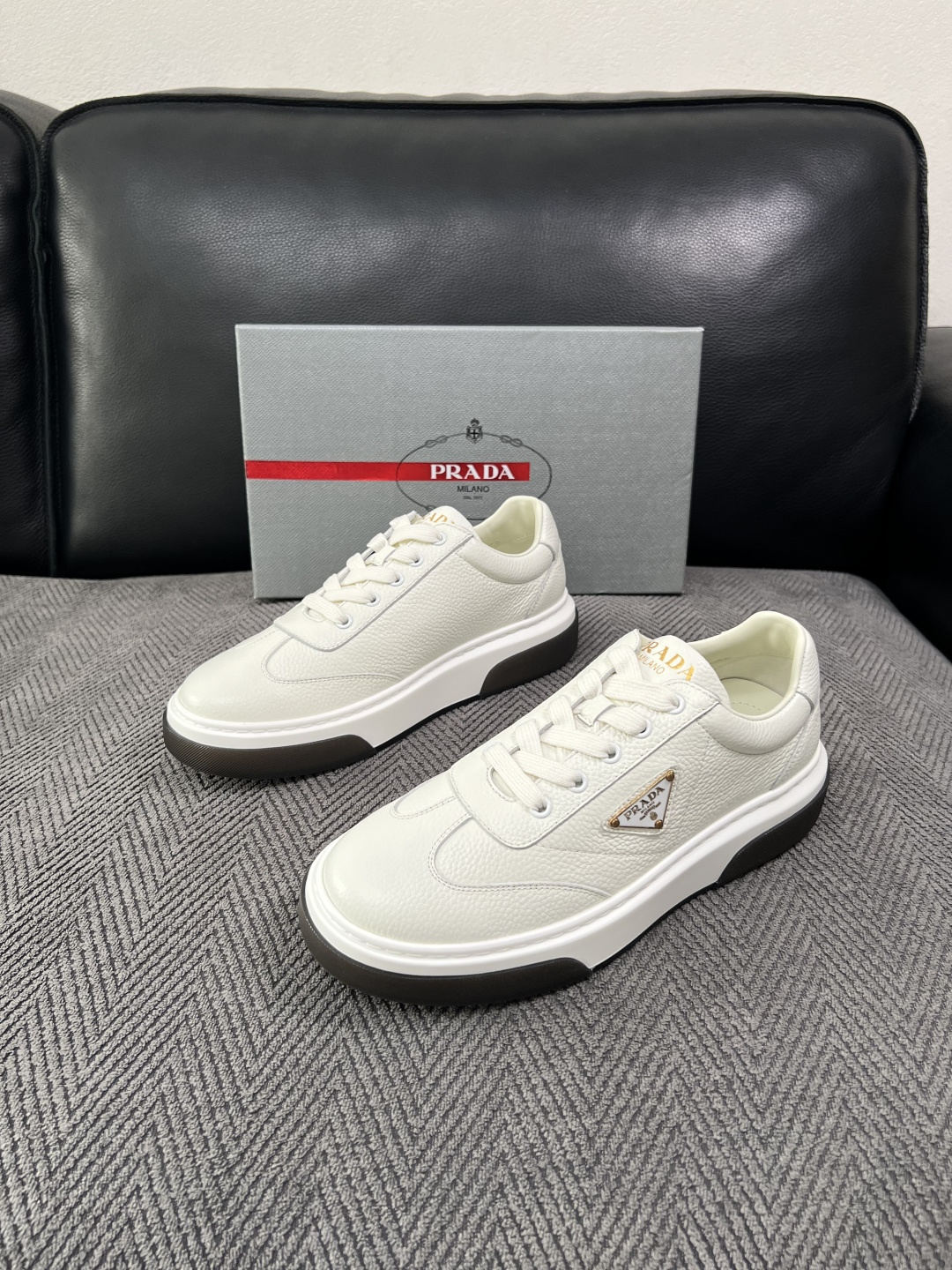 Prada  高品质  顶级工艺品，普拉达 专柜同步，原厂配置意大利进口牛皮面料，进口牛皮内里垫，透气舒适，鞋底：原厂特