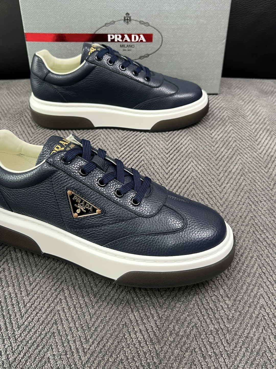 Prada  高品质  顶级工艺品，普拉达 专柜同步，原厂配置意大利进口牛皮面料，进口牛皮内里垫，透气舒适，鞋底：原厂特