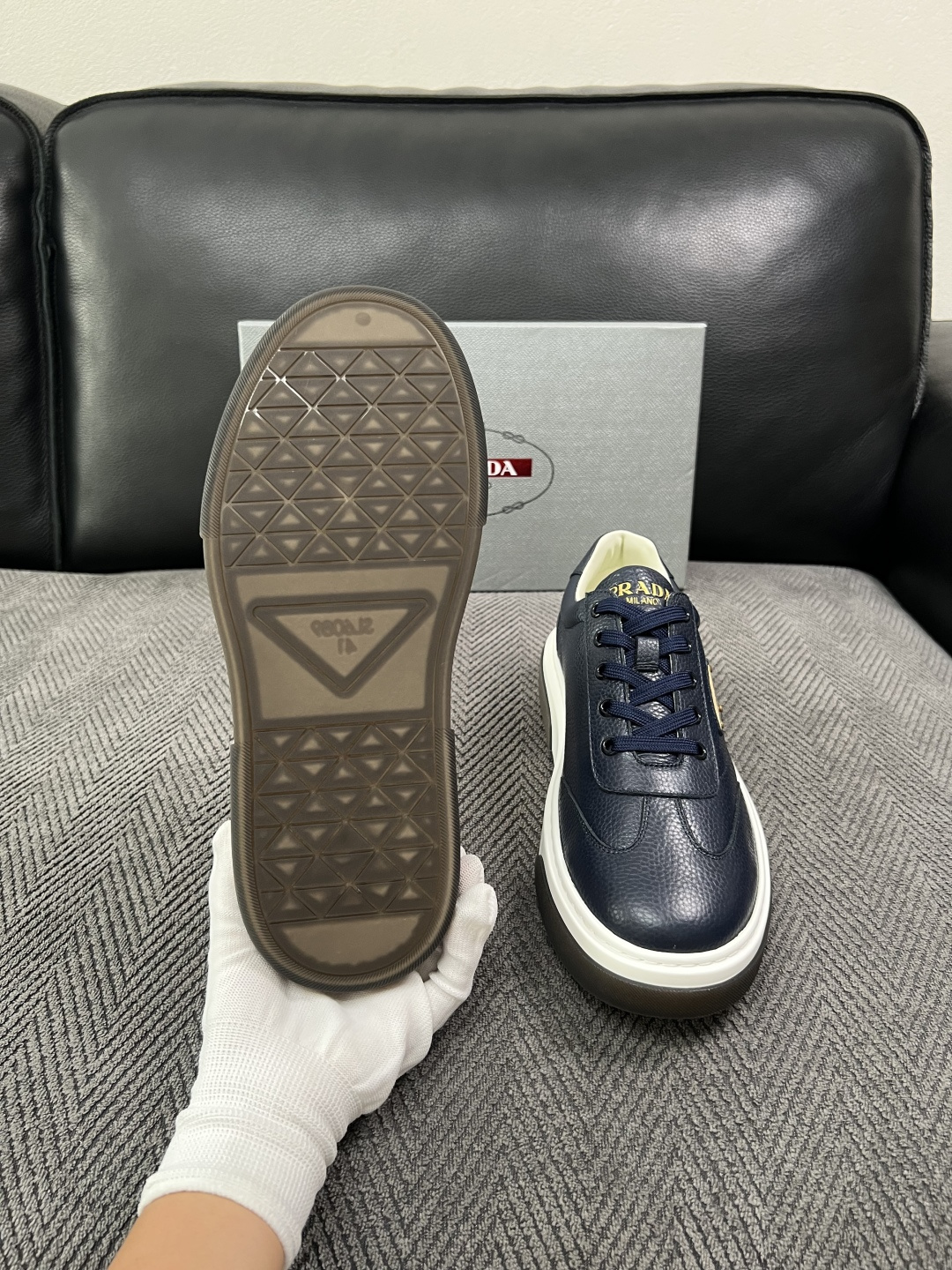 Prada  高品质  顶级工艺品，普拉达 专柜同步，原厂配置意大利进口牛皮面料，进口牛皮内里垫，透气舒适，鞋底：原厂特