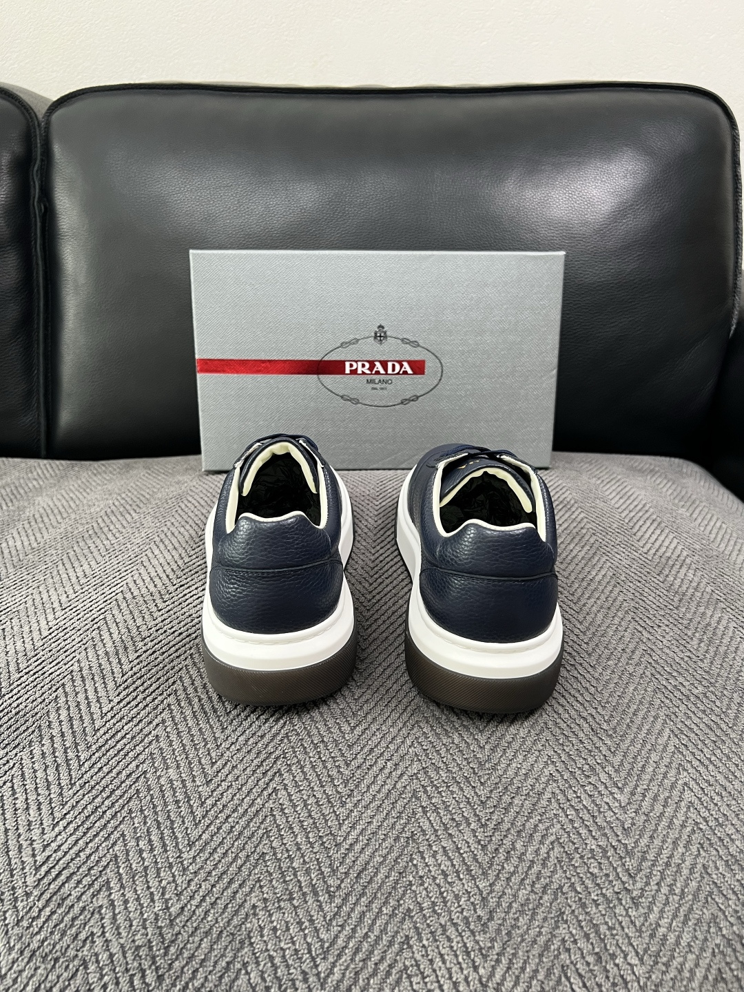 Prada  高品质  顶级工艺品，普拉达 专柜同步，原厂配置意大利进口牛皮面料，进口牛皮内里垫，透气舒适，鞋底：原厂特