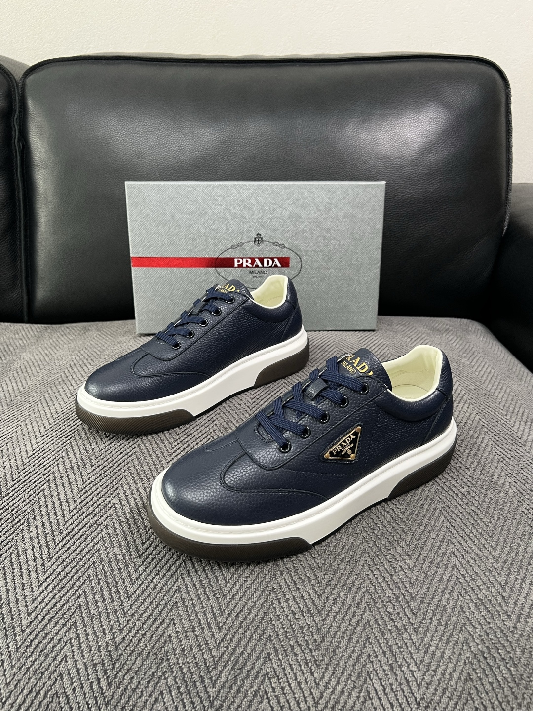 Prada  高品质  顶级工艺品，普拉达 专柜同步，原厂配置意大利进口牛皮面料，进口牛皮内里垫，透气舒适，鞋底：原厂特