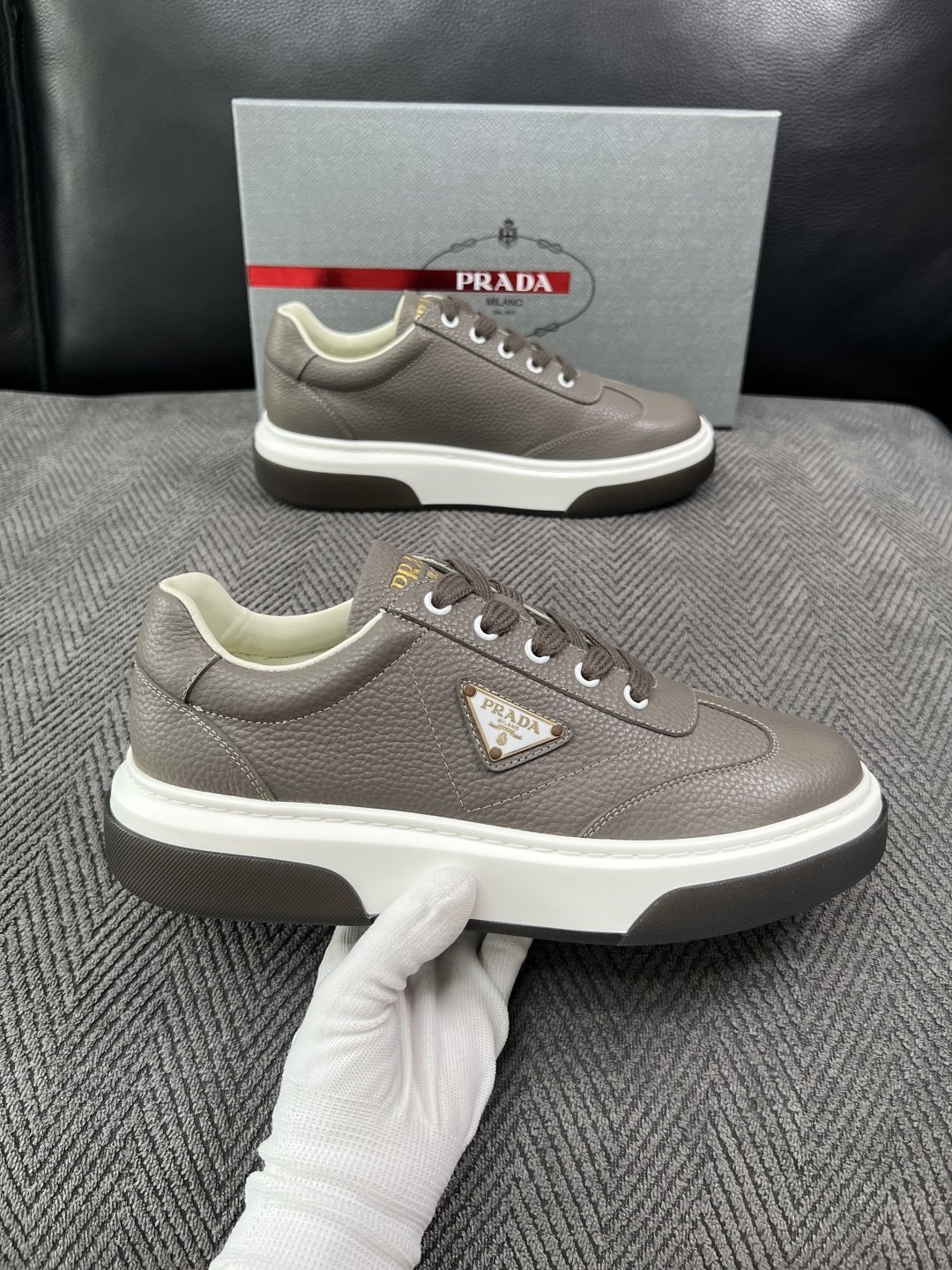 Prada  高品质  顶级工艺品，普拉达 专柜同步，原厂配置意大利进口牛皮面料，进口牛皮内里垫，透气舒适，鞋底：原厂特