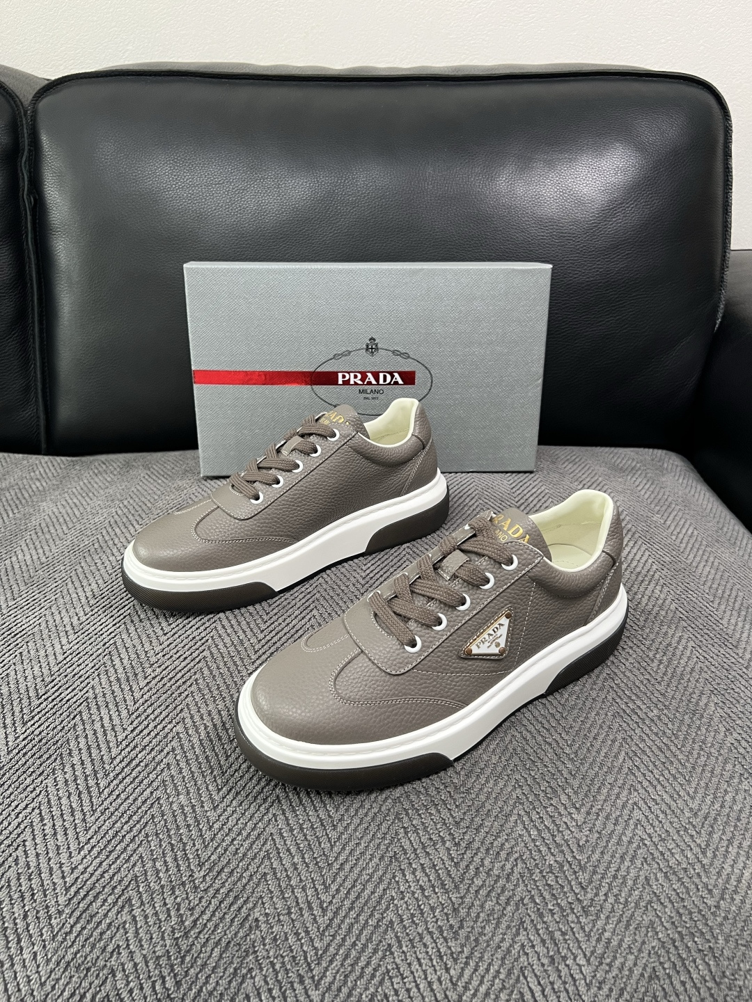 Prada  高品质  顶级工艺品，普拉达 专柜同步，原厂配置意大利进口牛皮面料，进口牛皮内里垫，透气舒适，鞋底：原厂特