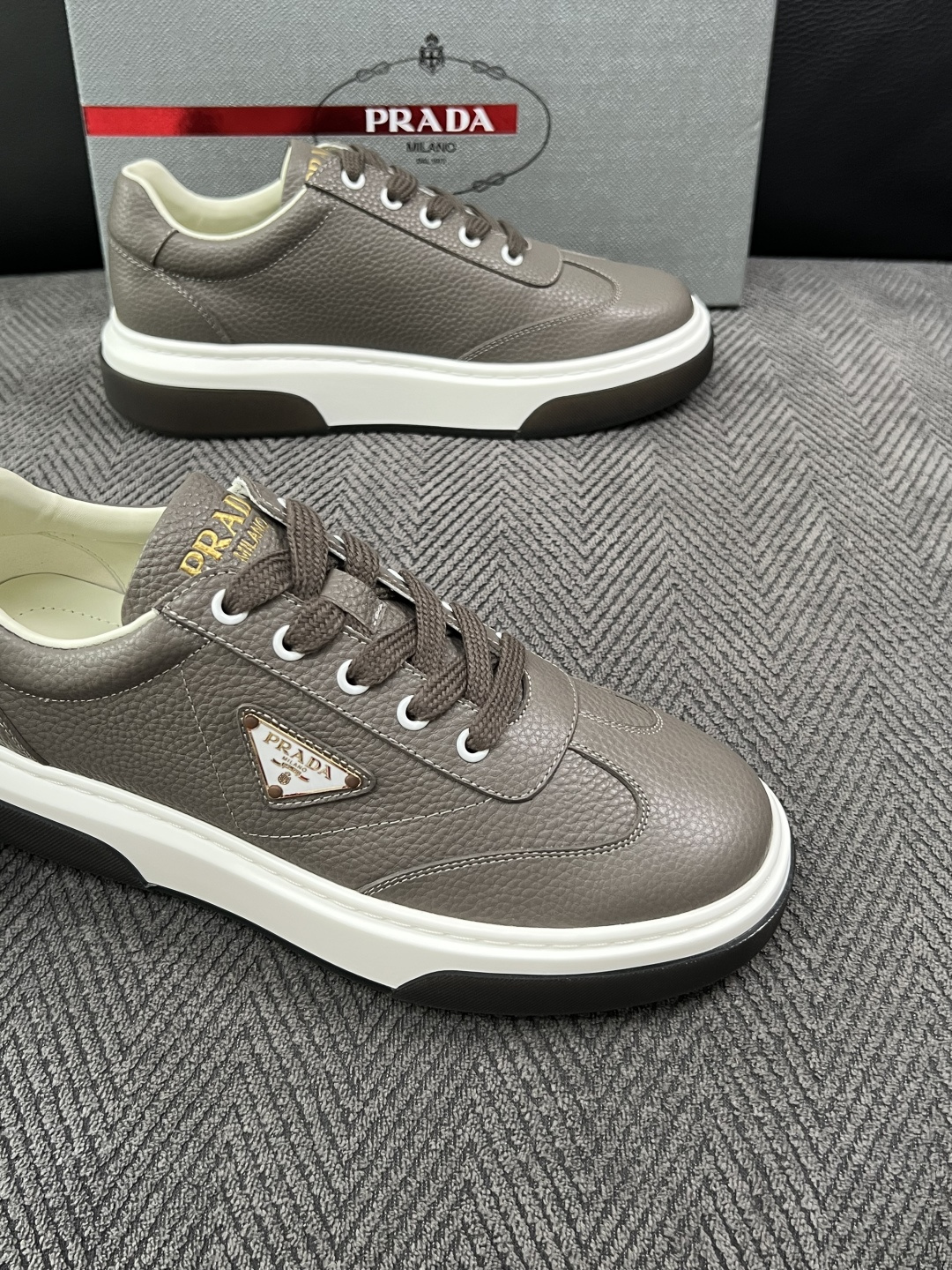 Prada  高品质  顶级工艺品，普拉达 专柜同步，原厂配置意大利进口牛皮面料，进口牛皮内里垫，透气舒适，鞋底：原厂特