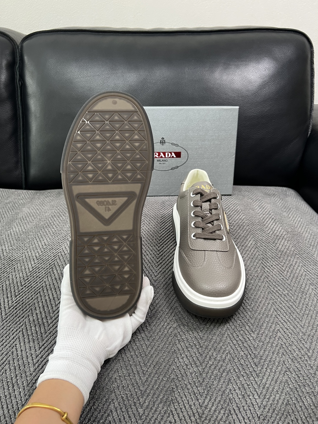 Prada  高品质  顶级工艺品，普拉达 专柜同步，原厂配置意大利进口牛皮面料，进口牛皮内里垫，透气舒适，鞋底：原厂特