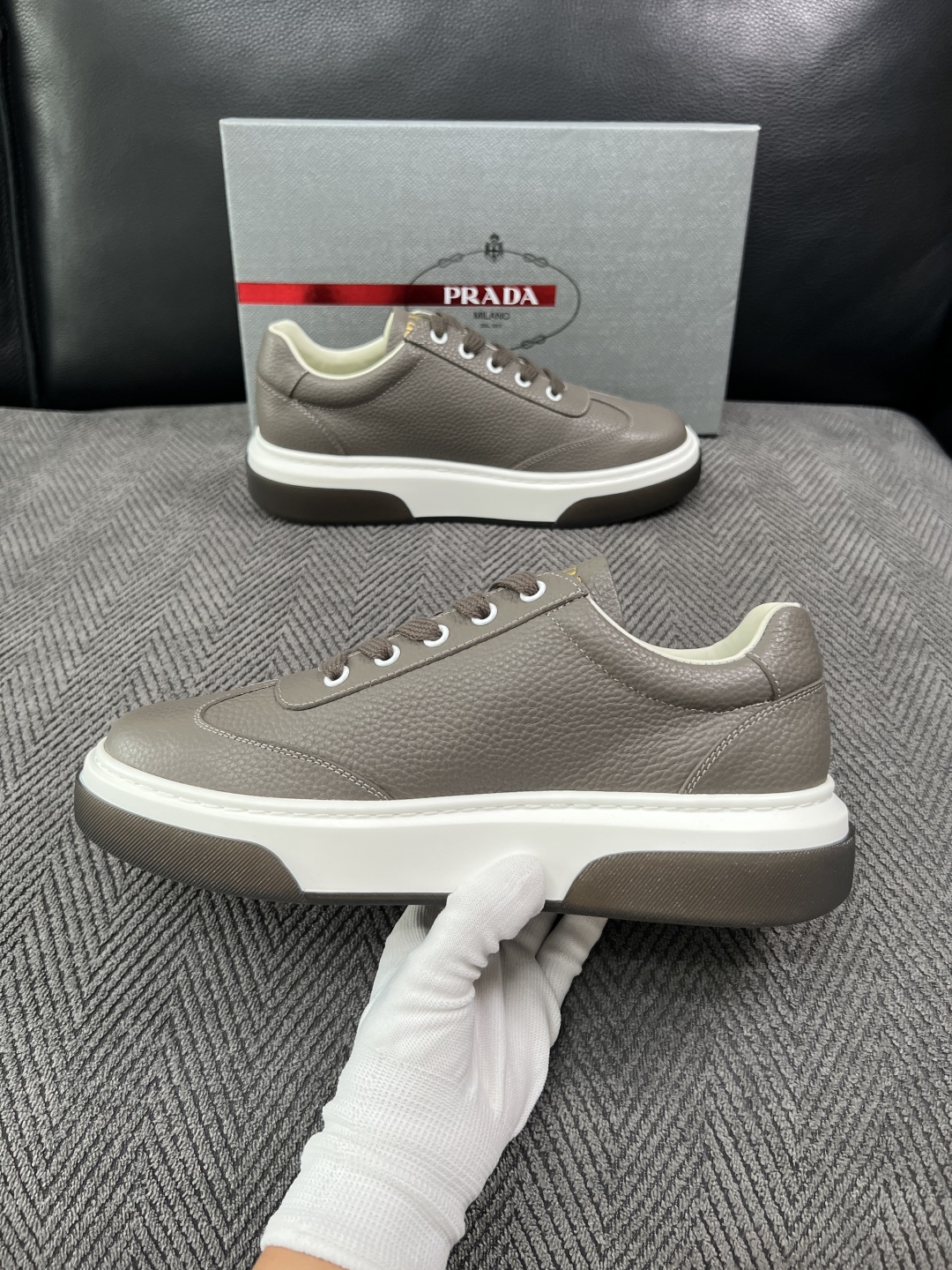Prada  高品质  顶级工艺品，普拉达 专柜同步，原厂配置意大利进口牛皮面料，进口牛皮内里垫，透气舒适，鞋底：原厂特
