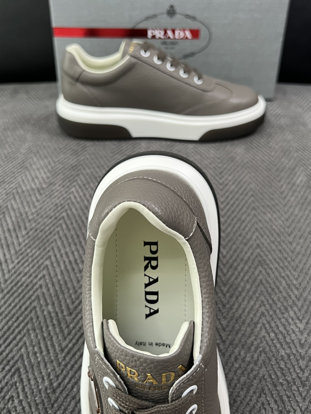 Prada  高品质  顶级工艺品，普拉达 专柜同步，原厂配置意大利进口牛皮面料，进口牛皮内里垫，透气舒适，鞋底：原厂特