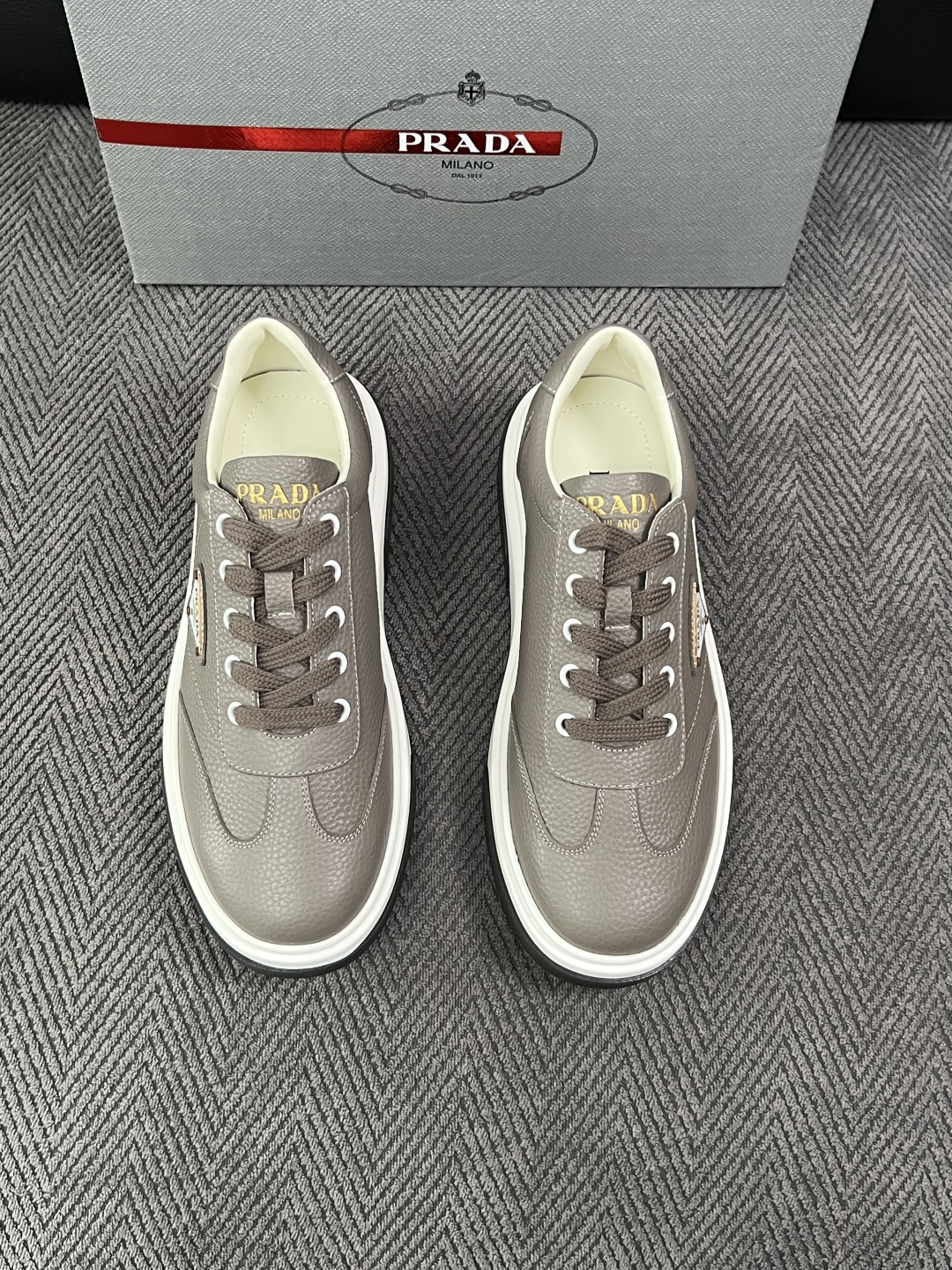 Prada  高品质  顶级工艺品，普拉达 专柜同步，原厂配置意大利进口牛皮面料，进口牛皮内里垫，透气舒适，鞋底：原厂特