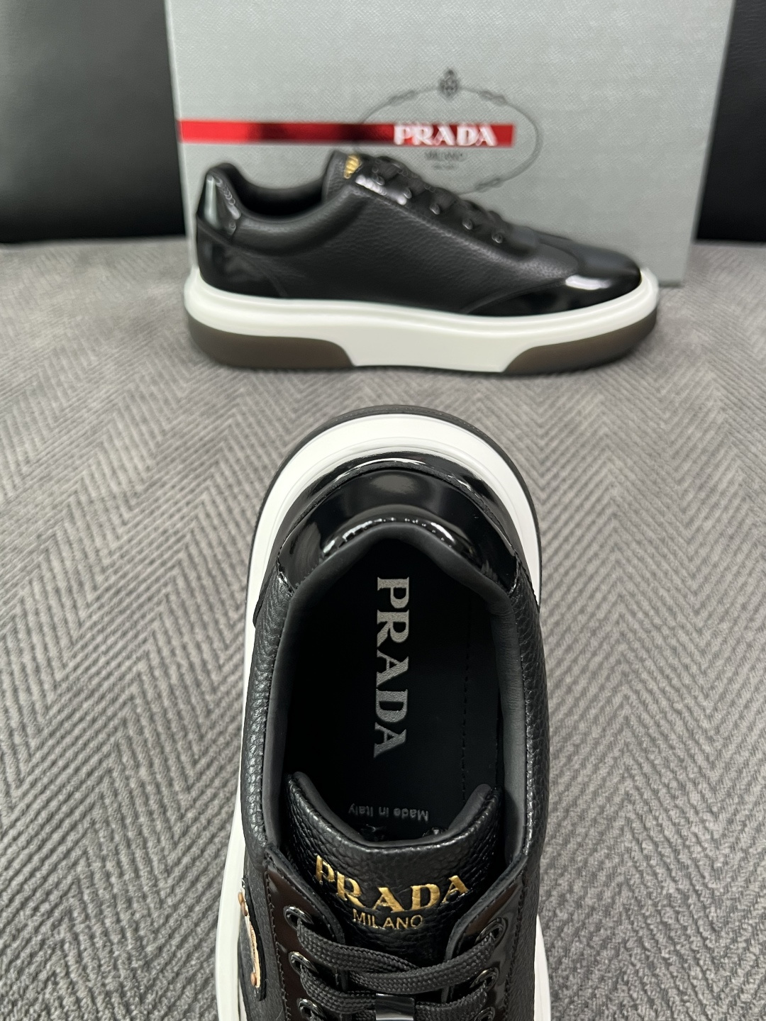 Prada  高品质  顶级工艺品，普拉达 专柜同步，原厂配置意大利进口牛皮面料，进口牛皮内里垫，透气舒适，鞋底：原厂特