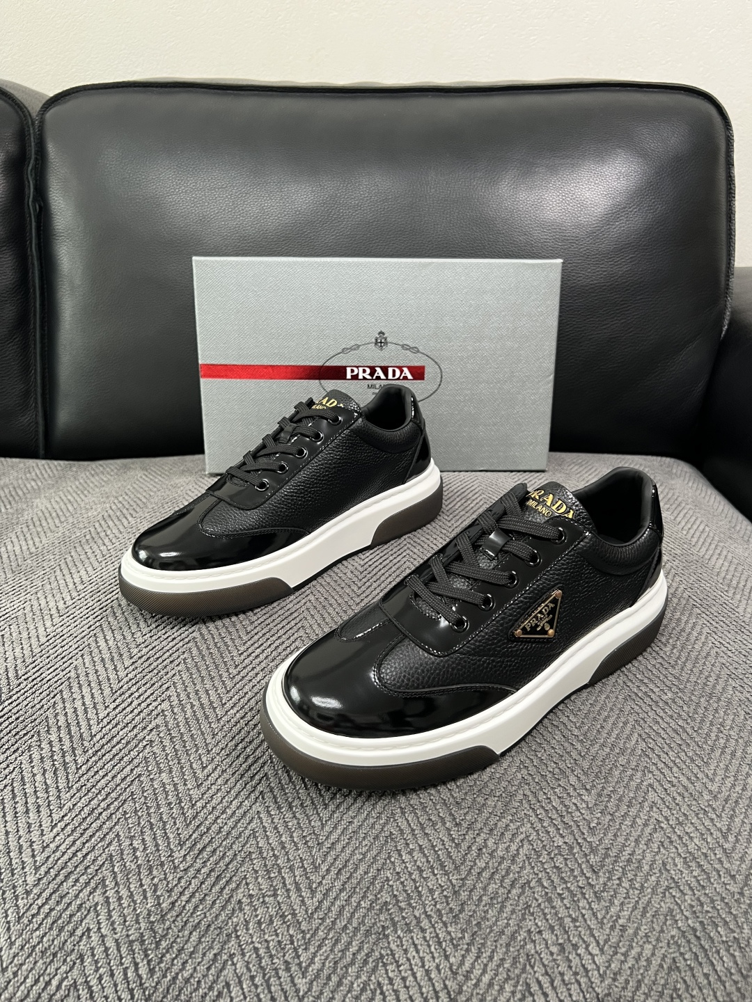 Prada  高品质  顶级工艺品，普拉达 专柜同步，原厂配置意大利进口牛皮面料，进口牛皮内里垫，透气舒适，鞋底：原厂特