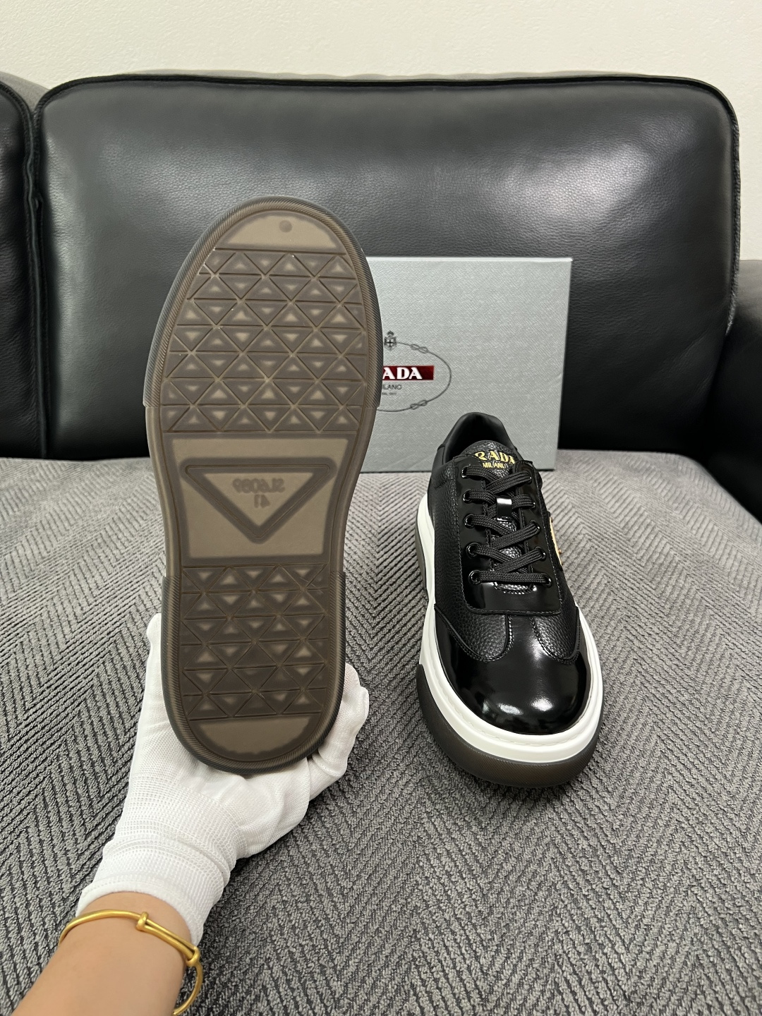 Prada  高品质  顶级工艺品，普拉达 专柜同步，原厂配置意大利进口牛皮面料，进口牛皮内里垫，透气舒适，鞋底：原厂特