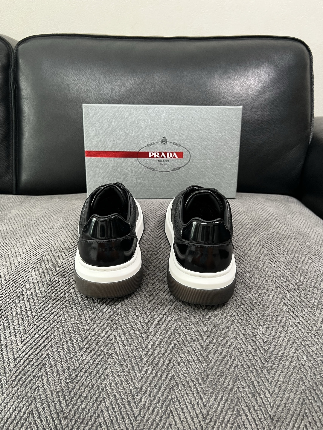 Prada  高品质  顶级工艺品，普拉达 专柜同步，原厂配置意大利进口牛皮面料，进口牛皮内里垫，透气舒适，鞋底：原厂特