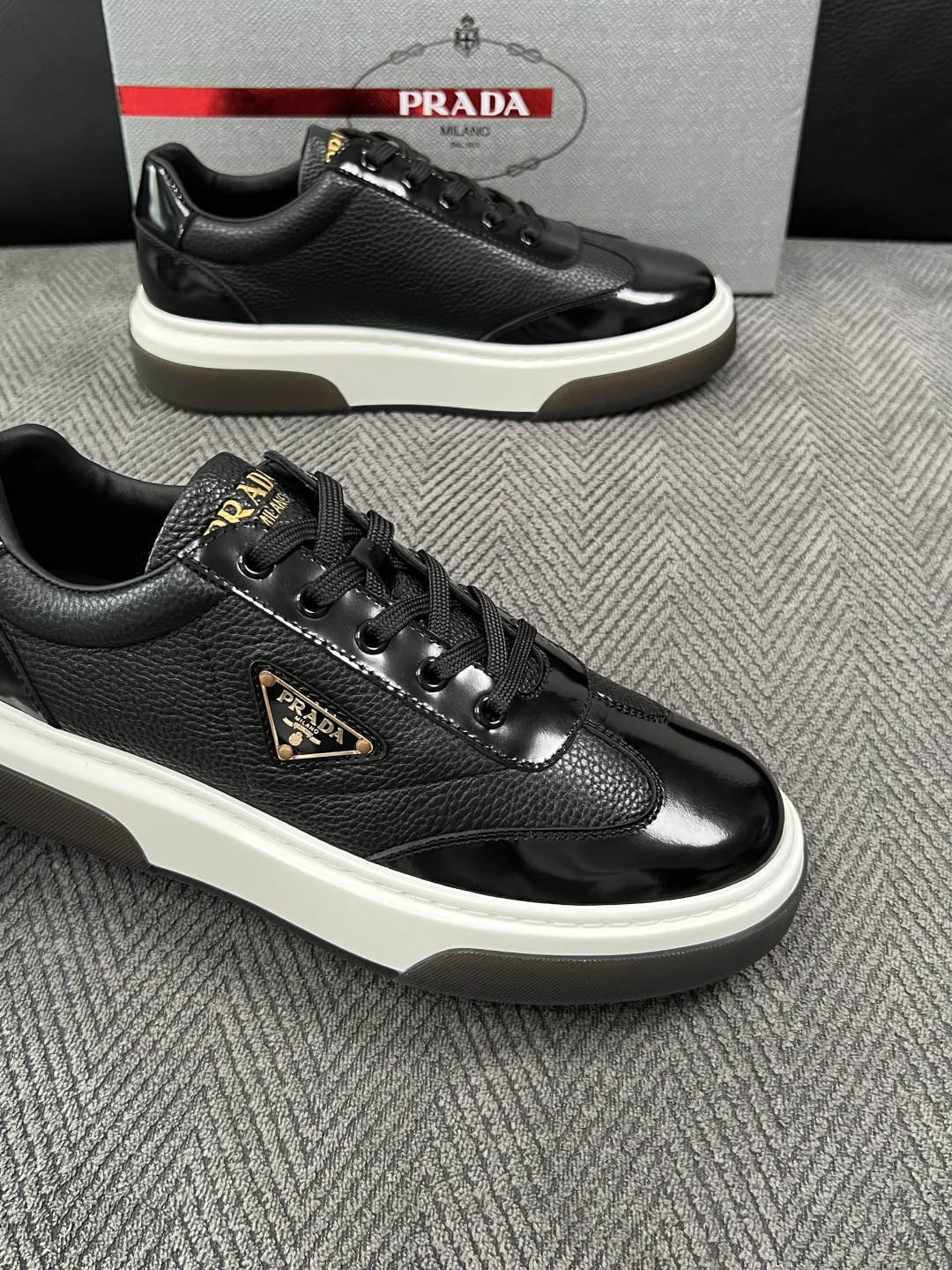 Prada  高品质  顶级工艺品，普拉达 专柜同步，原厂配置意大利进口牛皮面料，进口牛皮内里垫，透气舒适，鞋底：原厂特
