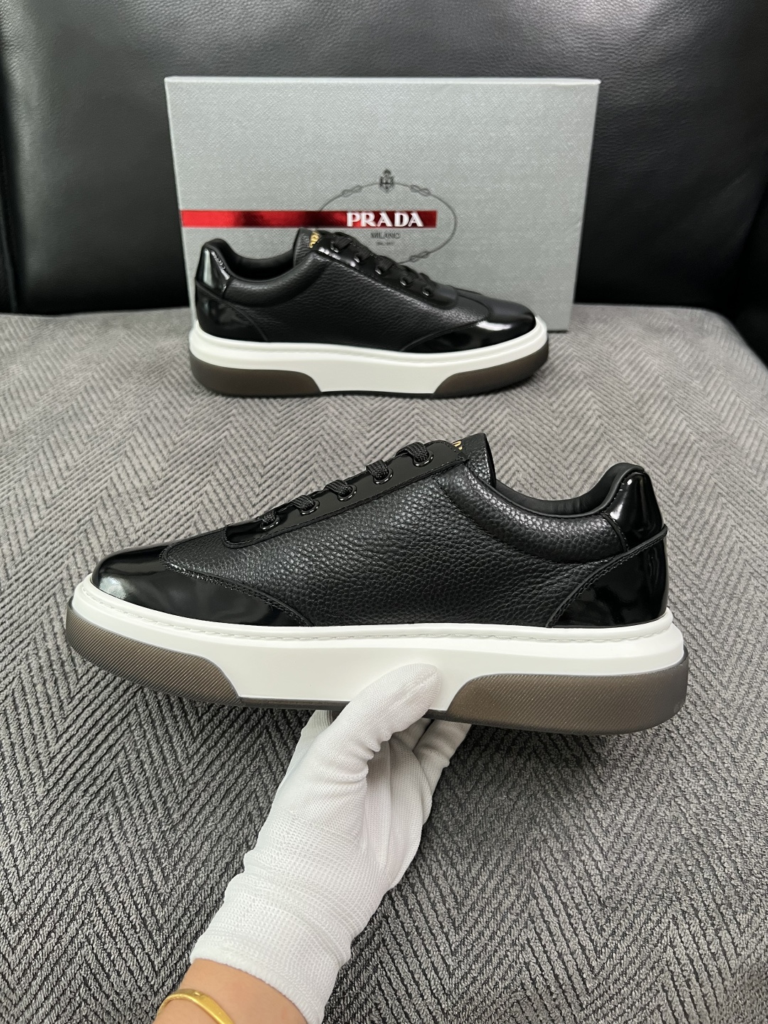 Prada  高品质  顶级工艺品，普拉达 专柜同步，原厂配置意大利进口牛皮面料，进口牛皮内里垫，透气舒适，鞋底：原厂特