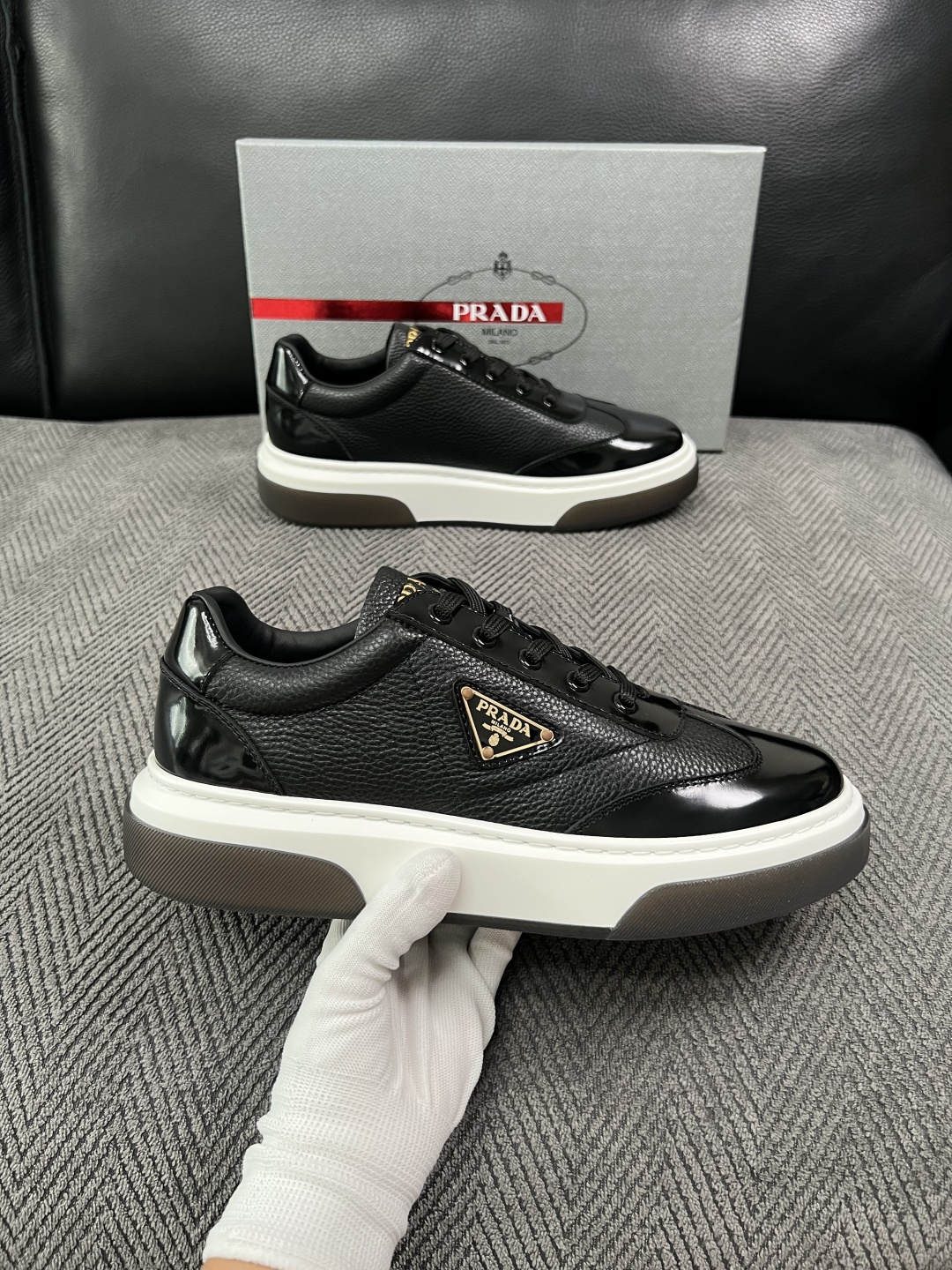 Prada  高品质  顶级工艺品，普拉达 专柜同步，原厂配置意大利进口牛皮面料，进口牛皮内里垫，透气舒适，鞋底：原厂特