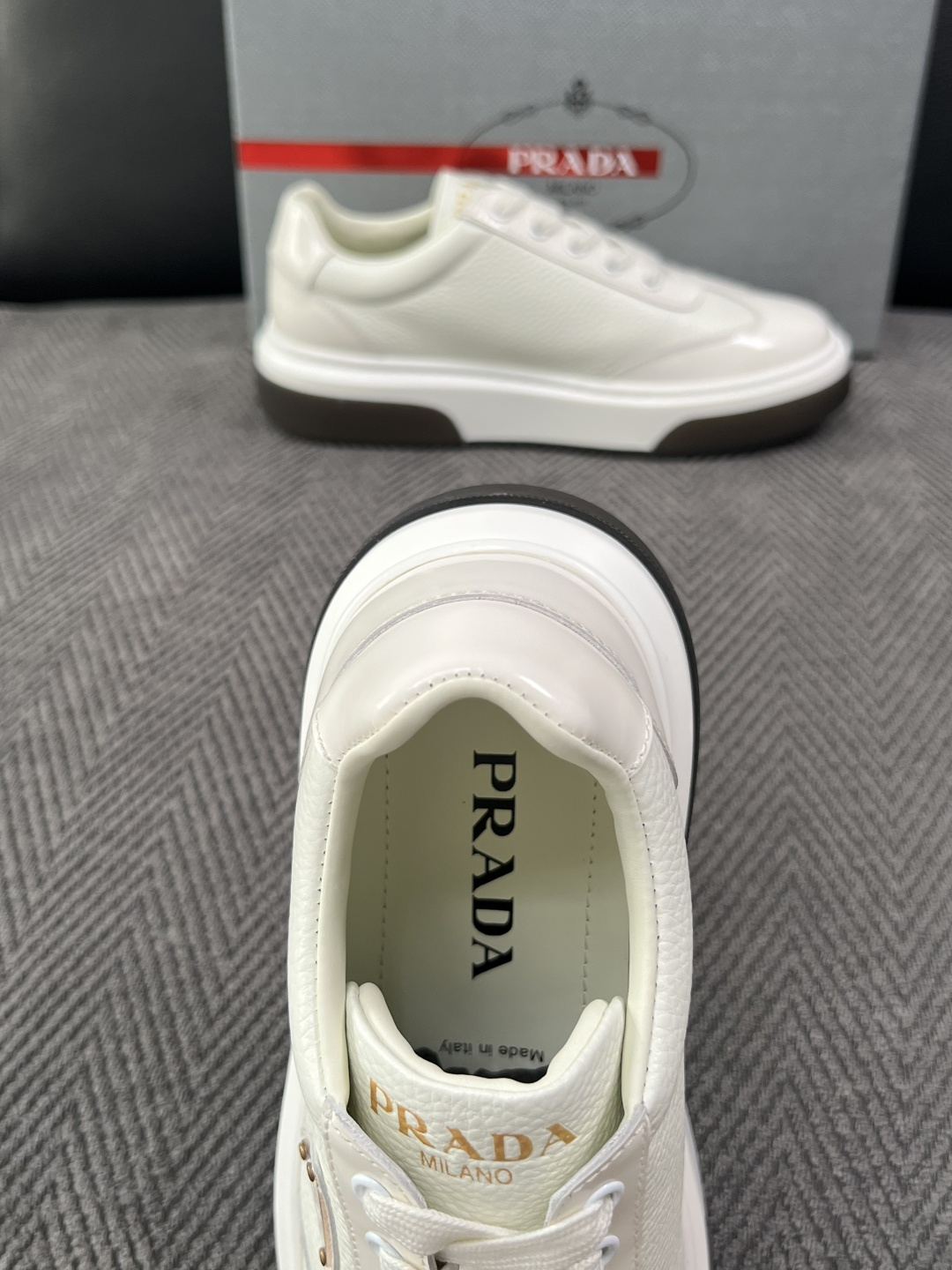 Prada  高品质  顶级工艺品，普拉达 专柜同步，原厂配置意大利进口牛皮面料，进口牛皮内里垫，透气舒适，鞋底：原厂特
