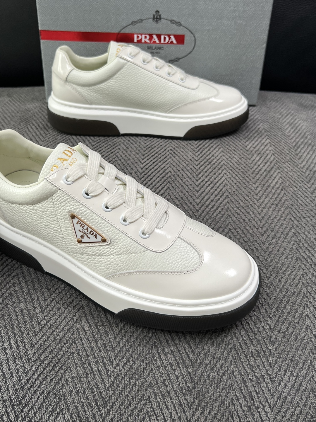 Prada  高品质  顶级工艺品，普拉达 专柜同步，原厂配置意大利进口牛皮面料，进口牛皮内里垫，透气舒适，鞋底：原厂特