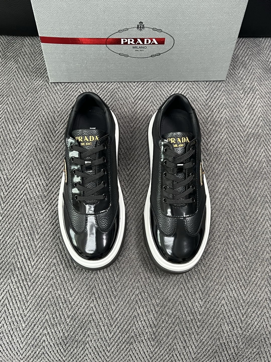 Prada  高品质  顶级工艺品，普拉达 专柜同步，原厂配置意大利进口牛皮面料，进口牛皮内里垫，透气舒适，鞋底：原厂特