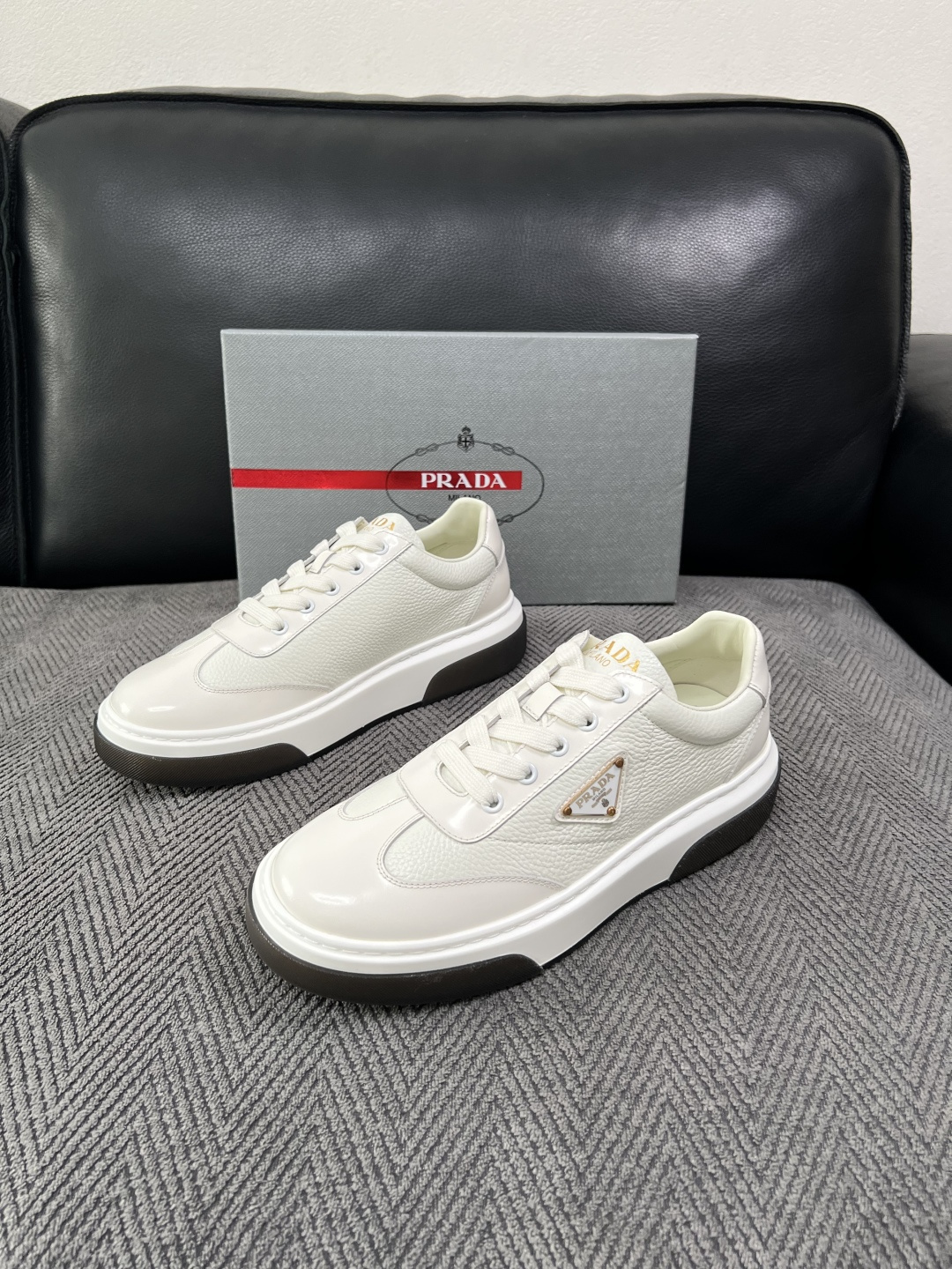 Prada  高品质  顶级工艺品，普拉达 专柜同步，原厂配置意大利进口牛皮面料，进口牛皮内里垫，透气舒适，鞋底：原厂特