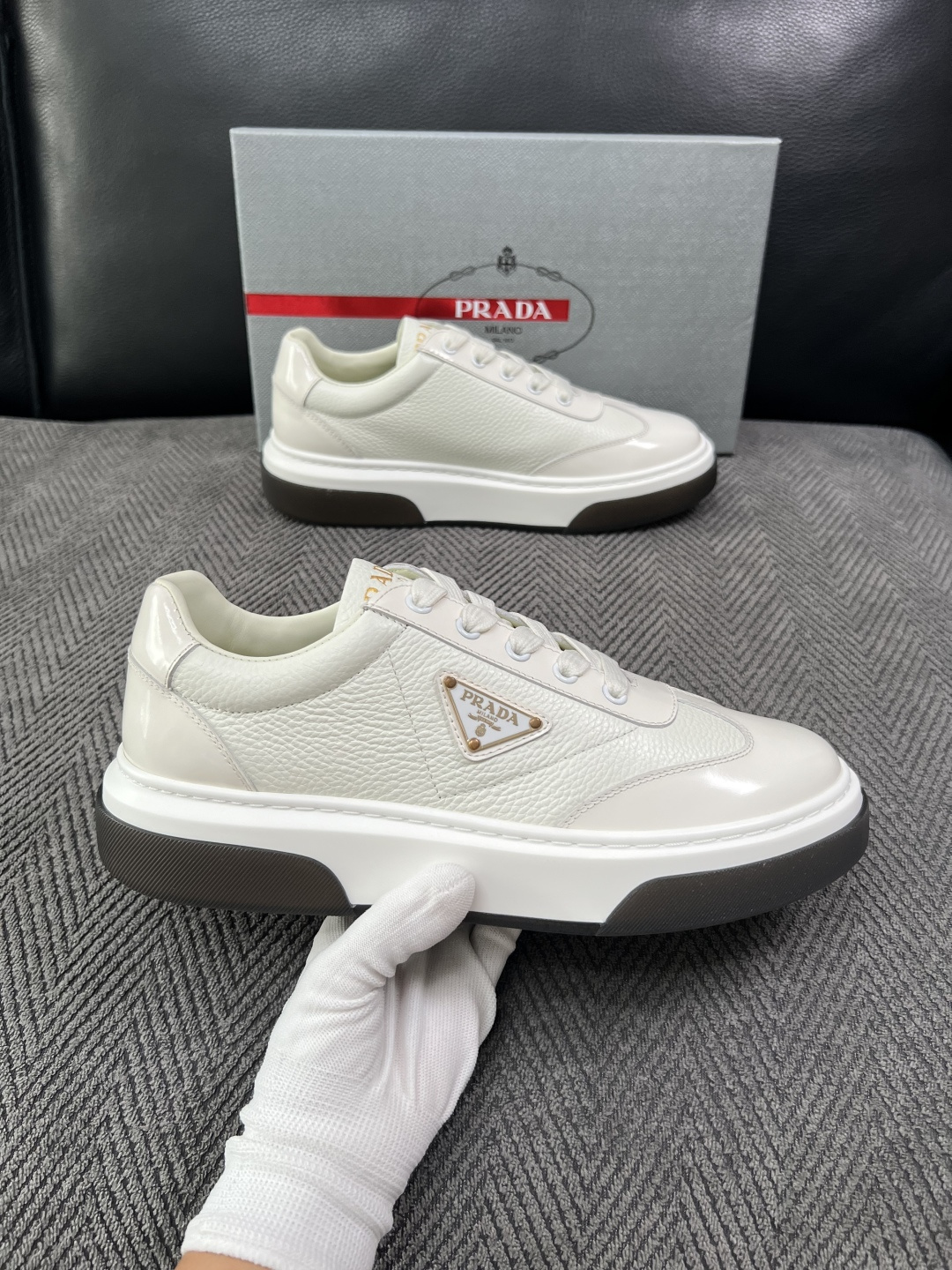Prada  高品质  顶级工艺品，普拉达 专柜同步，原厂配置意大利进口牛皮面料，进口牛皮内里垫，透气舒适，鞋底：原厂特