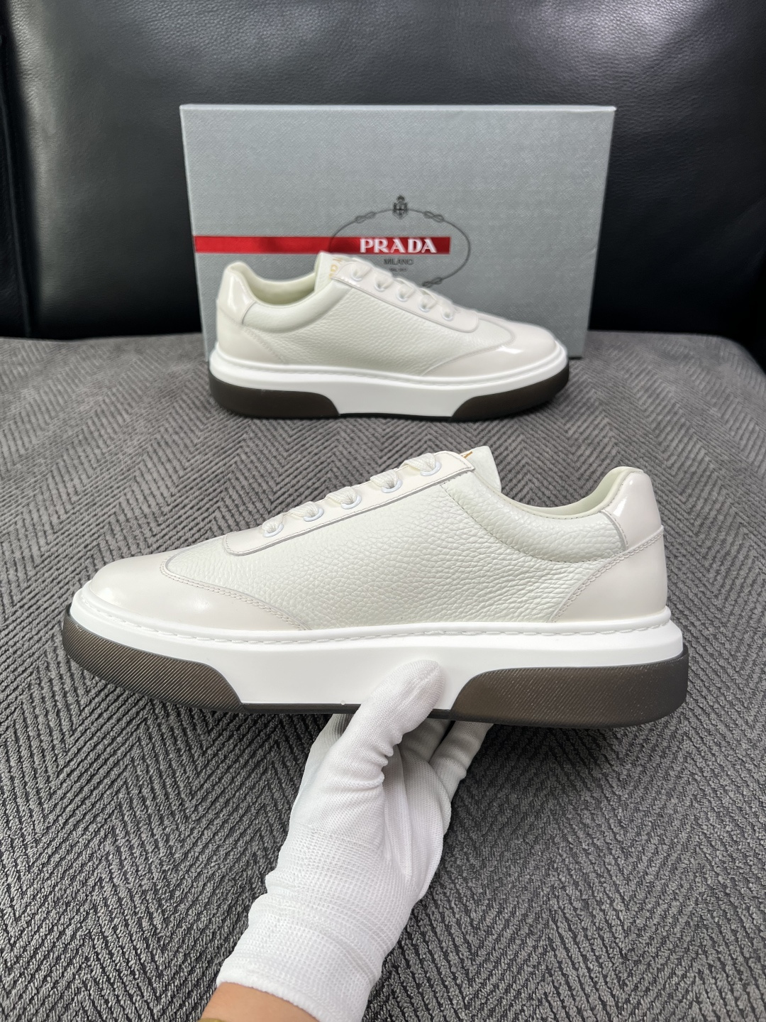 Prada  高品质  顶级工艺品，普拉达 专柜同步，原厂配置意大利进口牛皮面料，进口牛皮内里垫，透气舒适，鞋底：原厂特