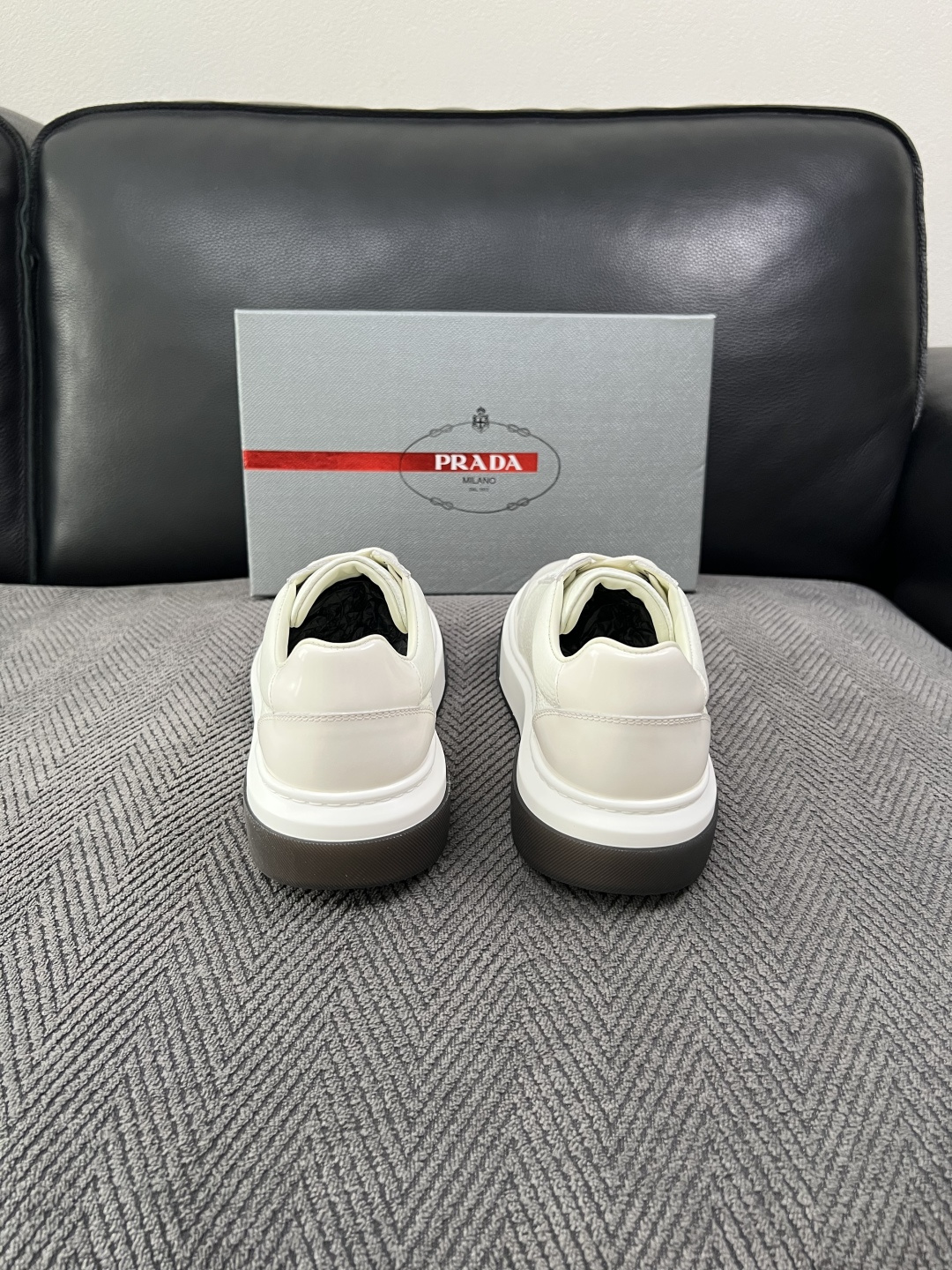 Prada  高品质  顶级工艺品，普拉达 专柜同步，原厂配置意大利进口牛皮面料，进口牛皮内里垫，透气舒适，鞋底：原厂特