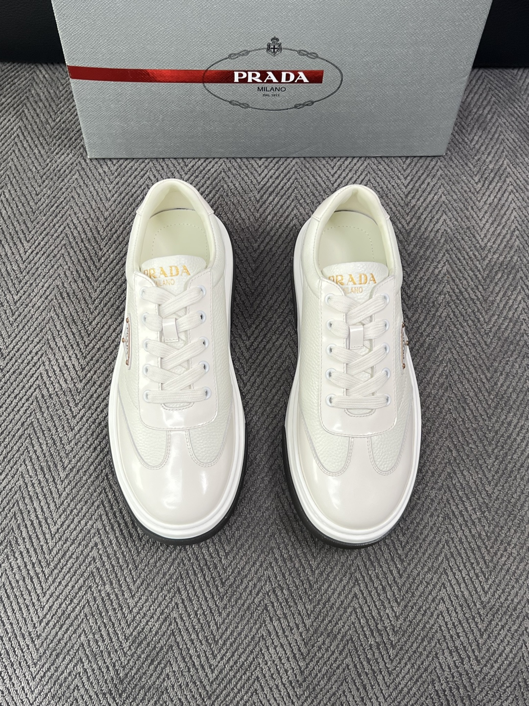 Prada  高品质  顶级工艺品，普拉达 专柜同步，原厂配置意大利进口牛皮面料，进口牛皮内里垫，透气舒适，鞋底：原厂特