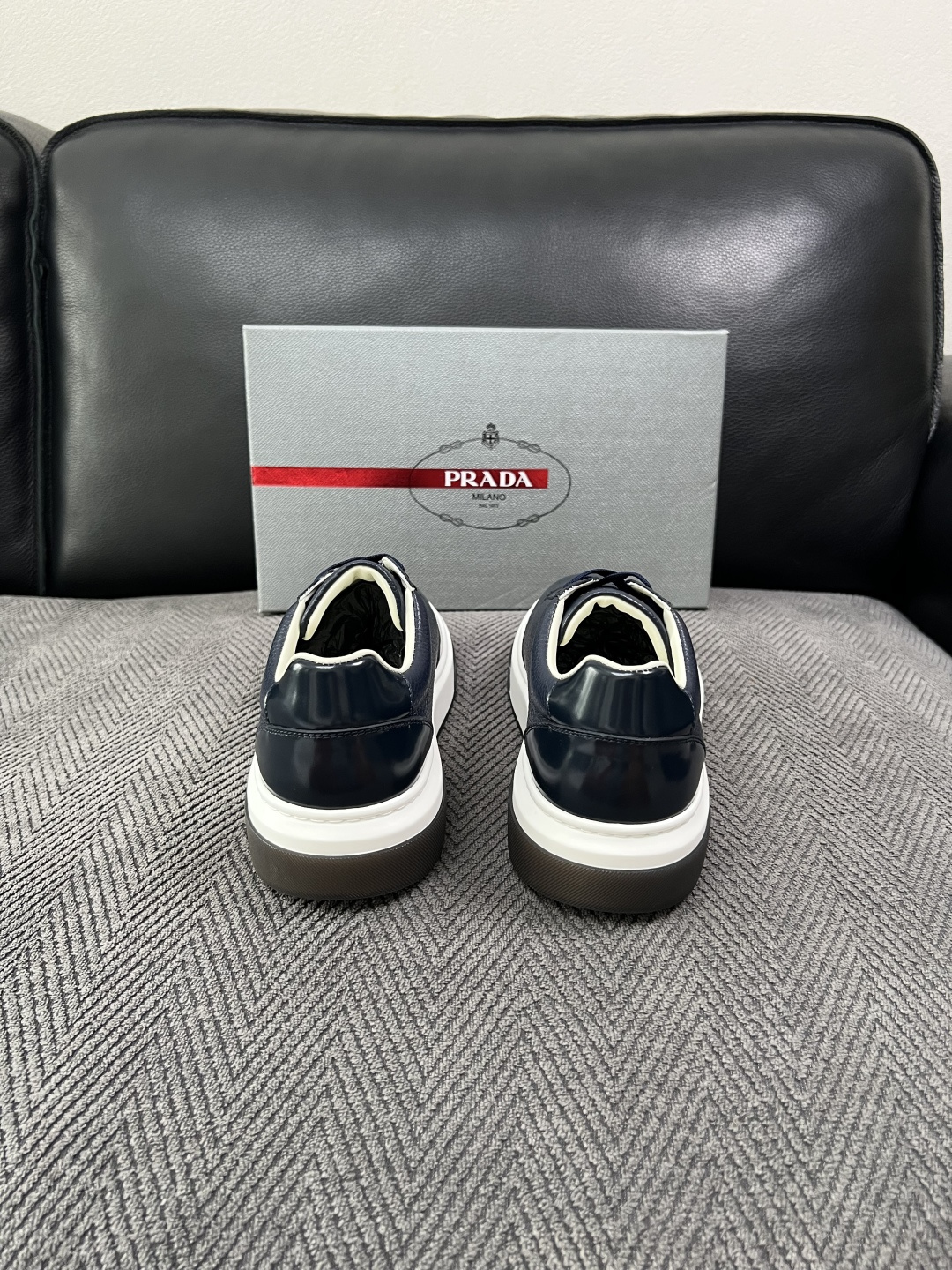 Prada  高品质  顶级工艺品，普拉达 专柜同步，原厂配置意大利进口牛皮面料，进口牛皮内里垫，透气舒适，鞋底：原厂特