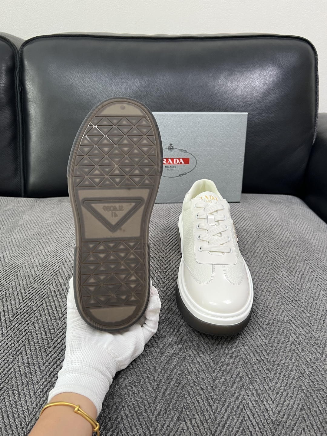 Prada  高品质  顶级工艺品，普拉达 专柜同步，原厂配置意大利进口牛皮面料，进口牛皮内里垫，透气舒适，鞋底：原厂特