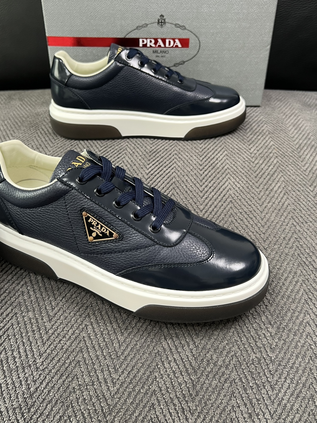 Prada  高品质  顶级工艺品，普拉达 专柜同步，原厂配置意大利进口牛皮面料，进口牛皮内里垫，透气舒适，鞋底：原厂特