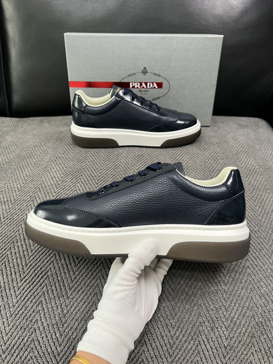 Prada  高品质  顶级工艺品，普拉达 专柜同步，原厂配置意大利进口牛皮面料，进口牛皮内里垫，透气舒适，鞋底：原厂特