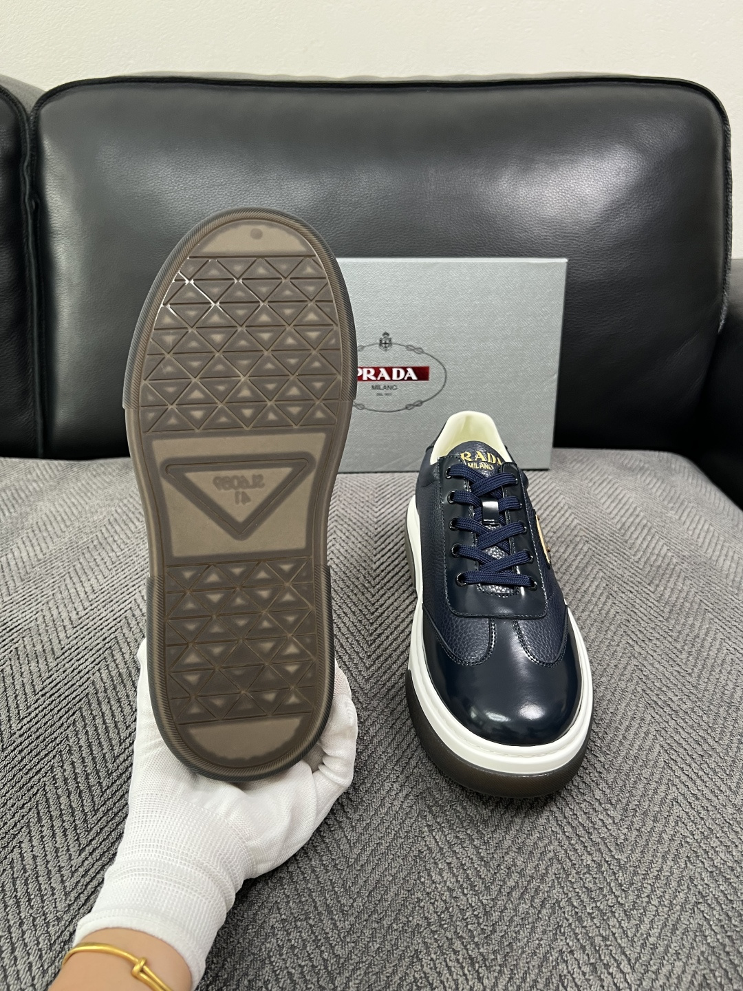 Prada  高品质  顶级工艺品，普拉达 专柜同步，原厂配置意大利进口牛皮面料，进口牛皮内里垫，透气舒适，鞋底：原厂特