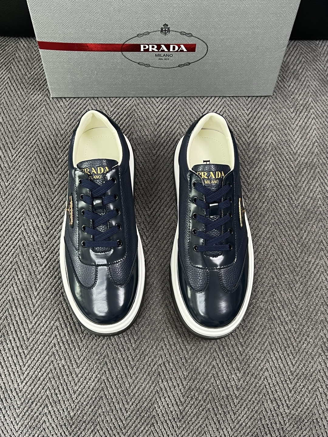 Prada  高品质  顶级工艺品，普拉达 专柜同步，原厂配置意大利进口牛皮面料，进口牛皮内里垫，透气舒适，鞋底：原厂特