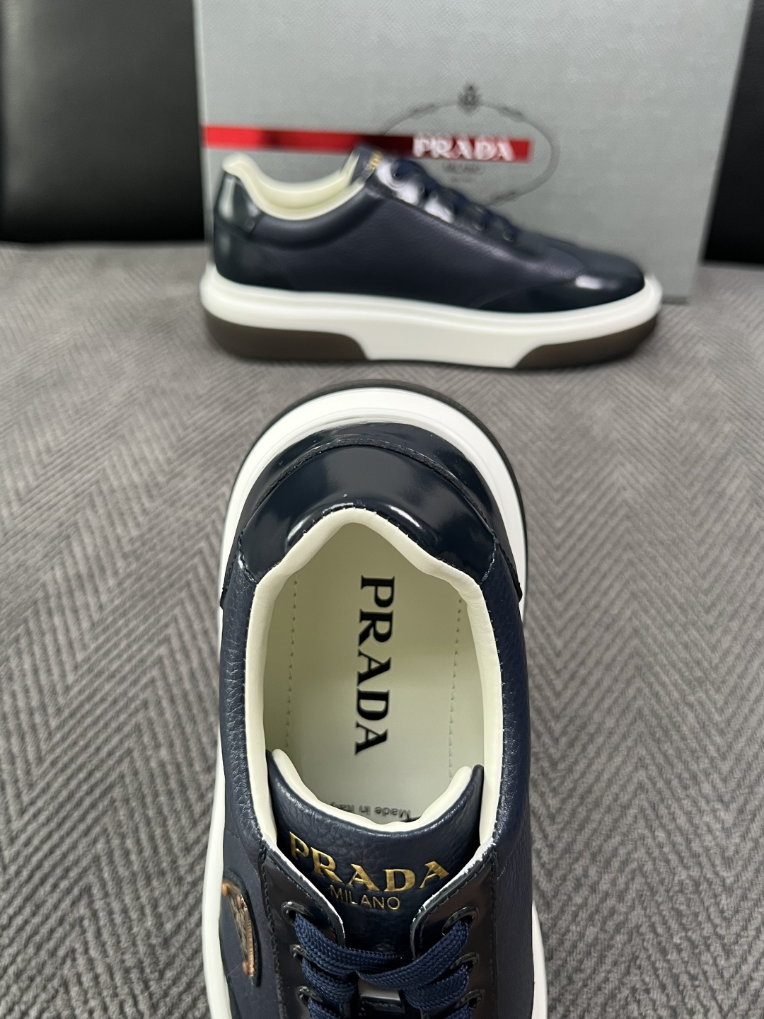 Prada  高品质  顶级工艺品，普拉达 专柜同步，原厂配置意大利进口牛皮面料，进口牛皮内里垫，透气舒适，鞋底：原厂特