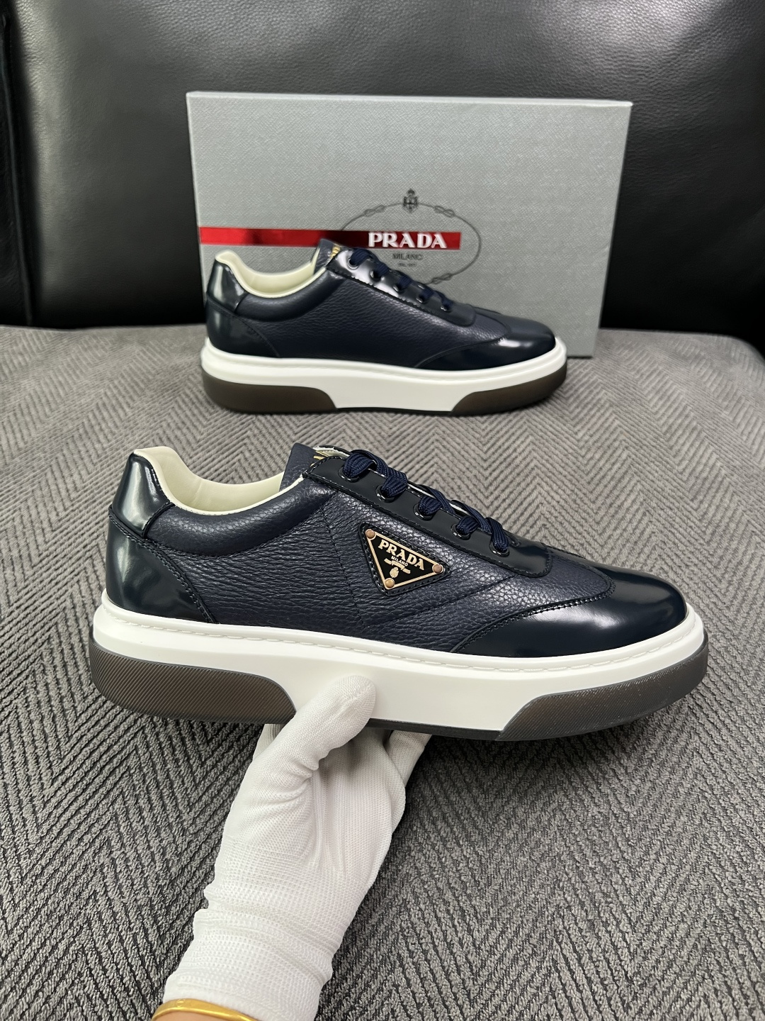 Prada  高品质  顶级工艺品，普拉达 专柜同步，原厂配置意大利进口牛皮面料，进口牛皮内里垫，透气舒适，鞋底：原厂特