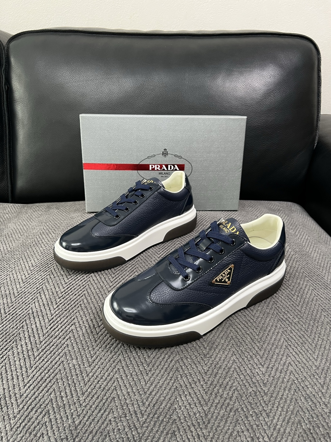 Prada  高品质  顶级工艺品，普拉达 专柜同步，原厂配置意大利进口牛皮面料，进口牛皮内里垫，透气舒适，鞋底：原厂特