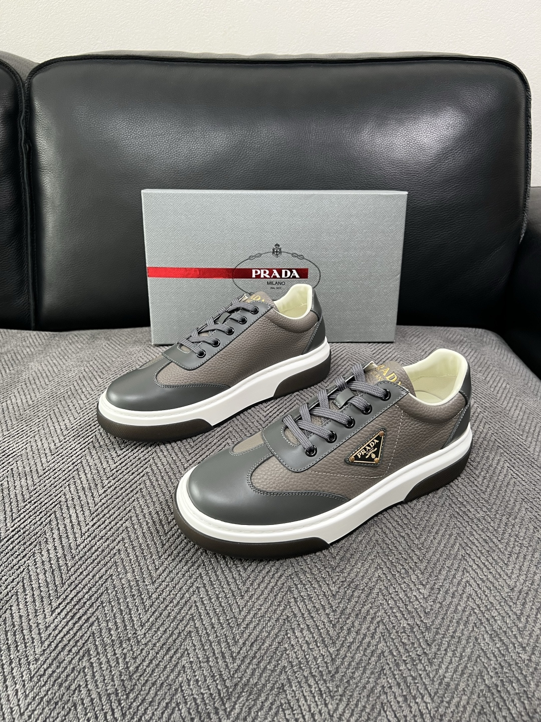 Prada  高品质  顶级工艺品，普拉达 专柜同步，原厂配置意大利进口牛皮面料，进口牛皮内里垫，透气舒适，鞋底：原厂特