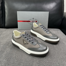 Prada 高品质 顶级工艺品,普拉达 专柜同步,原厂配置意大利进口牛皮面料,进口牛皮内里垫,透气舒适,鞋底:原厂特 Prada 高品质 顶级工艺品,普拉达 专柜同步,原厂配置意大利进口牛皮面料,进口牛皮内里垫,透气舒适,鞋底:原厂特