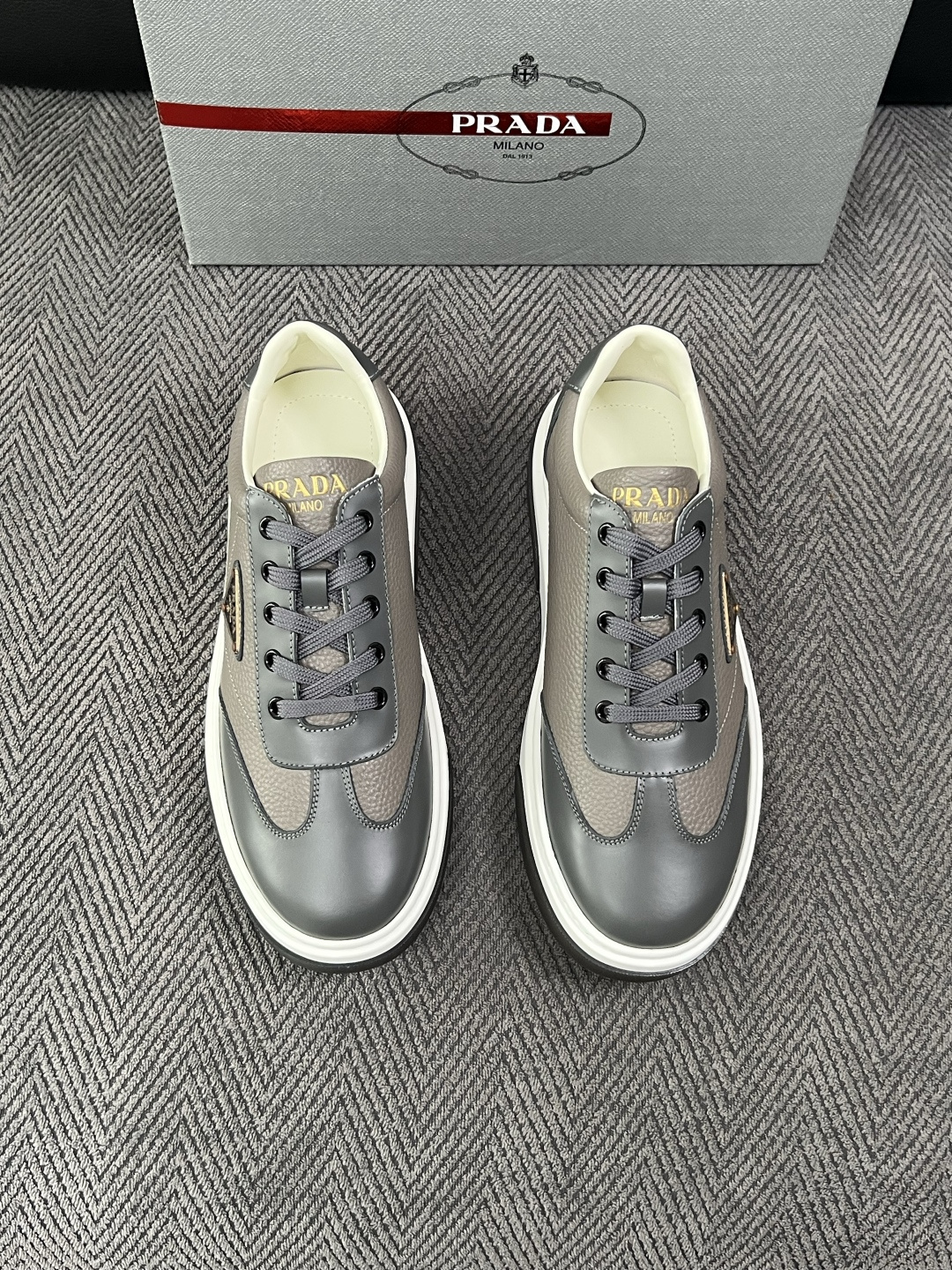 Prada  高品质  顶级工艺品，普拉达 专柜同步，原厂配置意大利进口牛皮面料，进口牛皮内里垫，透气舒适，鞋底：原厂特