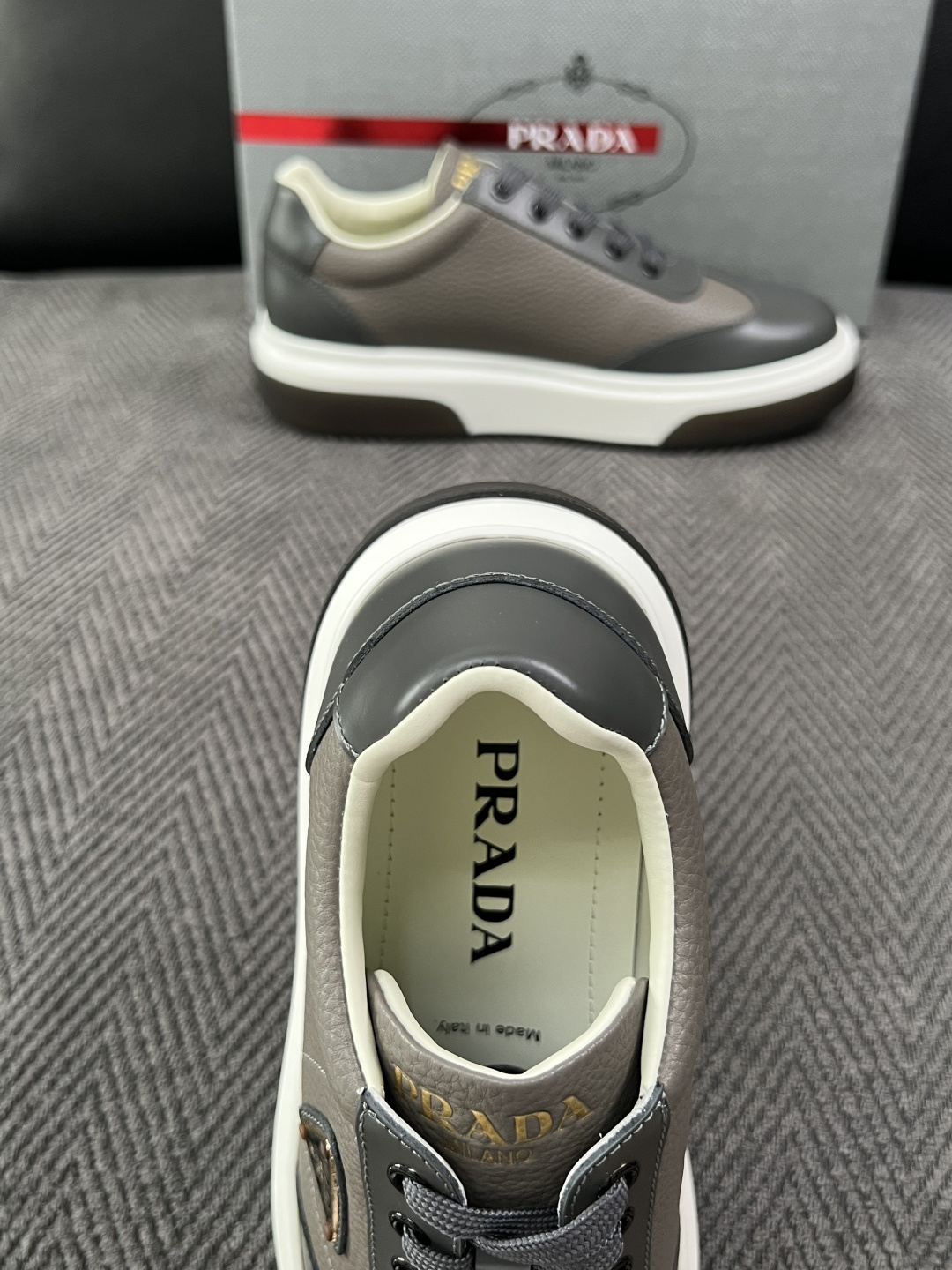 Prada  高品质  顶级工艺品，普拉达 专柜同步，原厂配置意大利进口牛皮面料，进口牛皮内里垫，透气舒适，鞋底：原厂特